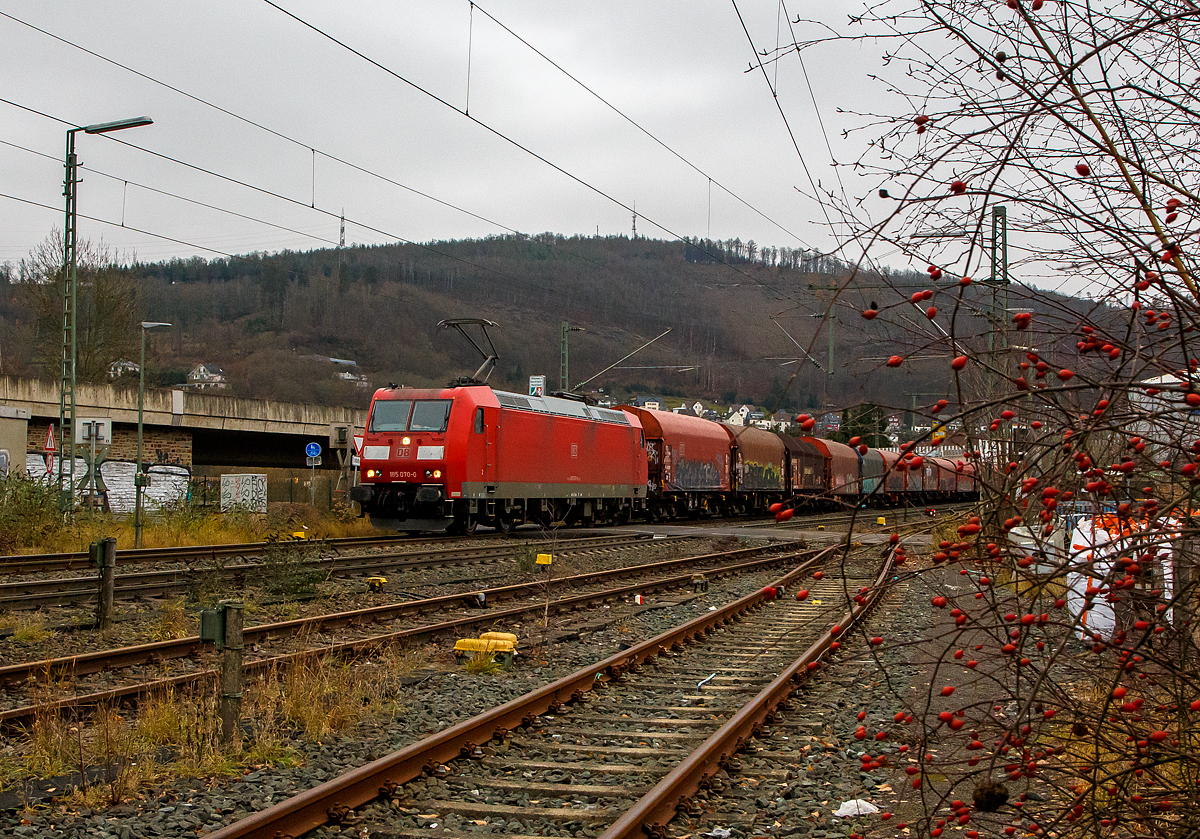 Die 185 070-0 (91 80 6185 070-0 D-DB) der DB Cargo AG) fährt am 04.12.2021 mit einem Coilzug durch Niederschelden in Richtung Köln.

Die TRAXX F140 AC1 wurde 2002 von Bombardier Transportation GmbH in Kassel unter der Fabriknummer 33485 gebaut.