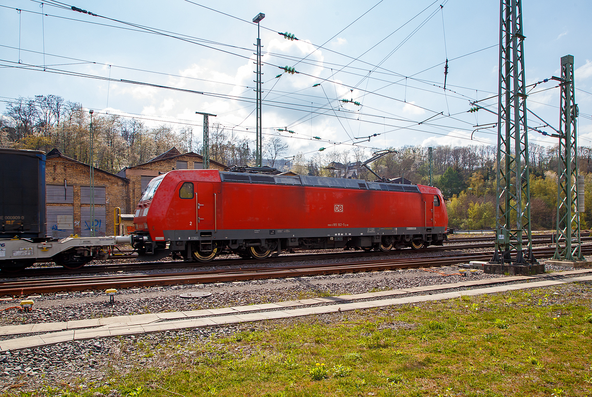 Die 185 162-5 (91 80 6185 162-5 D-DB) der DB Cargo Deutschland AG fährt am 30.04.2021 mit einem KLV-Zug durch Betzdorf/Sieg in Richtung Köln. 

Die TRAXX F140 AC1 wurde 2004 bei Bombardier in Kassel unter der Fabriknummer 33637 gebaut und an die DB Cargo AG (damals Railion Deutschland AG) geliefert.
