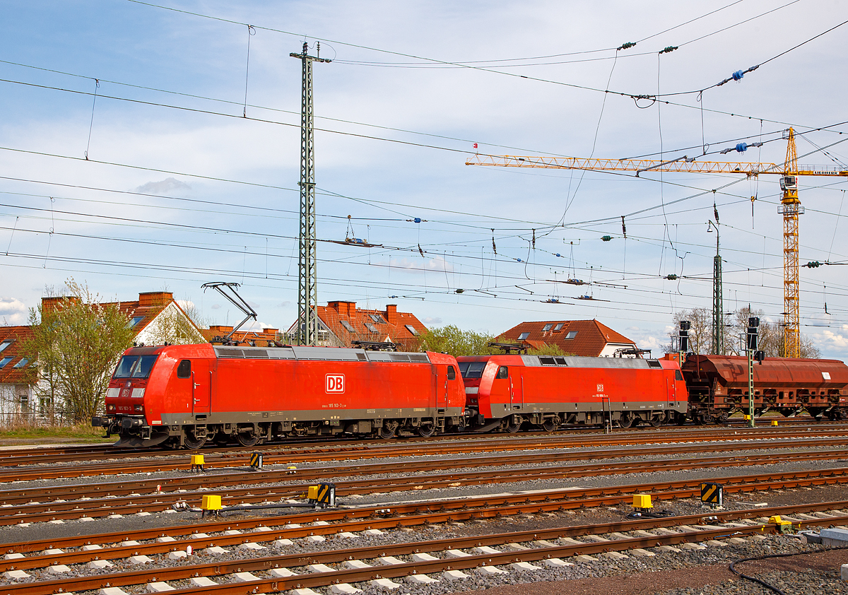 
Die 185 163-3 (91 80 6185 163-3 D-DB) der DB Cargo Deutschland AG fährt am am 14.04.2018 durch Friedberg (Hessen) in Richtung Norden, im Schlepp die kalte 152 059-2 (91 80 6152 059-2 D-DB) und ein gem. Güterzug.
