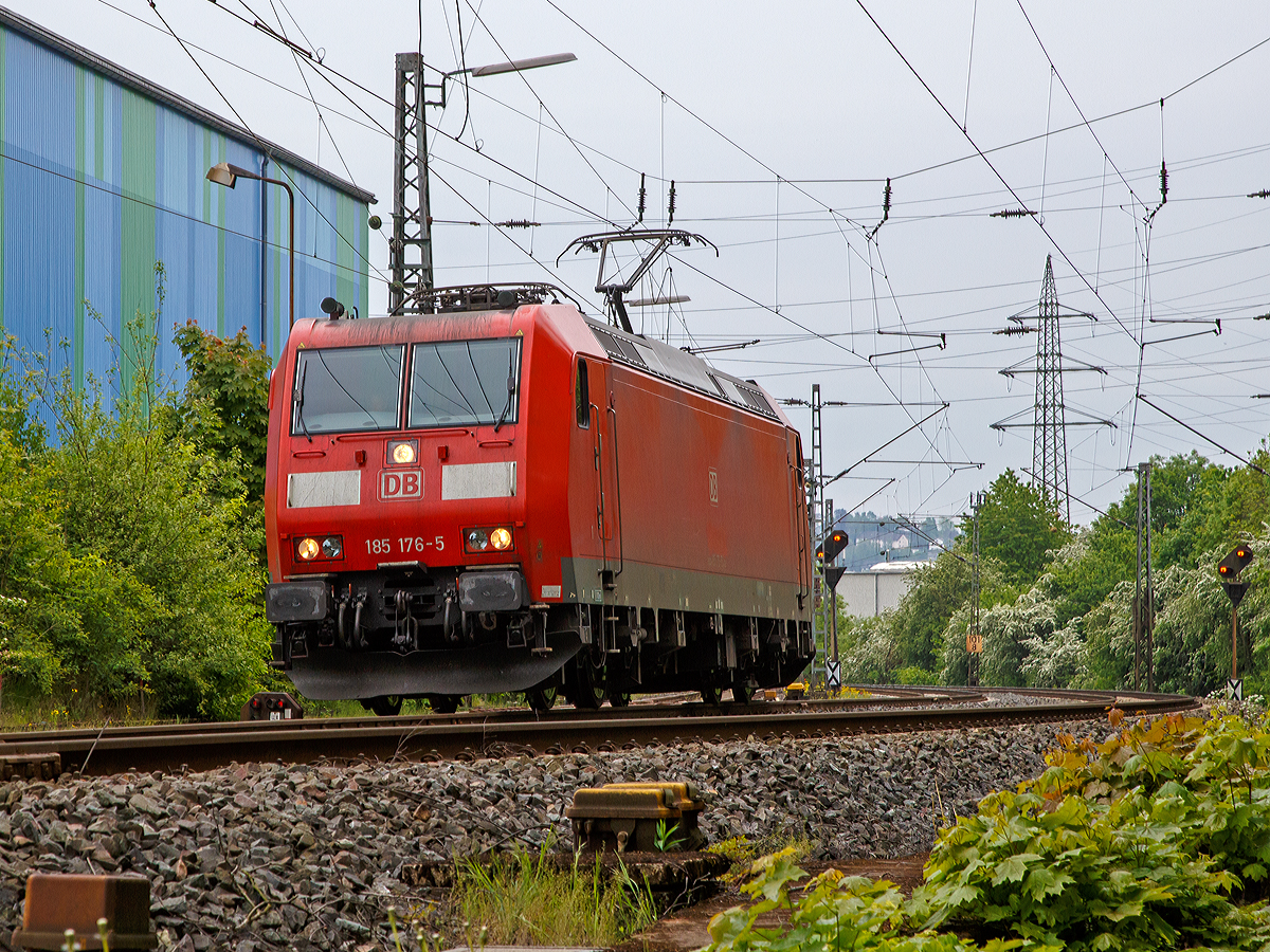 Die 185 176-6 (91 80 6185 176-5 D-DB) der DB Schenker Rail Deutschland AG fährt am 16.05.2015 solo (als Lz) durch Siegen-Geisweid in Richtung Kreuztal.

Die TRAXX F140 AC wurde 2004 bei Bombardier in Kassel unter der Fabriknummer 33658 gebaut.

Die ursprüngliche Entwicklung der Lokomotivbaureihe 185 geht auf die von AEG in Hennigsdorf (ehemalige LEW-Werk Hennigsdorf und vor dem 2. Weltkrieg AEG) entwickelte 12X, später DB Baureihe 128, zurück. Die dabei gemachten Erfahrungen flossen in die Baureihe 145 ein. Kurz nach der Bestellung der Baureihe 145 wurde die AEG Schienenfahrzeugtechnik GmbH mit ABB-Henschel zur Adtranz fusioniert. Von der BR 145 entstanden die ersten zehn Lokomotiven noch im Adtranz-Werk Hennigsdorf, bei den weiteren Einheiten erfolgte die Endmontage der Lokomotiven  im Werk Kassel, einem Teil des ehemaligen Henschel-Werkes. Im Jahr 2001 wurde Adtranz an Bombardier verkauft, nun entstand auch der Markenname TRAXX. 

Aus der BR 145 erfolgte dann die Zweisystemvariante Baureihe 185.1 (TRAXX F140 AC1), welche ab 1999 (noch unter Adtranz) gebaut wurden.

Technische Daten der BR 185.1 (TRAXX F140 AC1):
Spurweite: 1.435 mm
Achsformel:  Bo’Bo’
Länge über Puffer:  18.900 mm
Höhe:  4.385 mm
Breite:  2.978 mm
Drehzapfenabstand:  10.400 mm
Dienstgewicht: 85 t
Radsatzfahrmasse:  21,3 t
Höchstgeschwindigkeit:  140 km/h
Anzahl der Fahrmotoren:  4
Stundenleistung:  5.600 kW (Leistungssteigerung durch Software-Update)
Dauerleistung:  4.200 kW
Anfahrzugkraft:  300 kN
Stromsystem:  15 kV 16,7 Hz~ und 25 kV 50 Hz~
Antrieb:  Tatzlager
