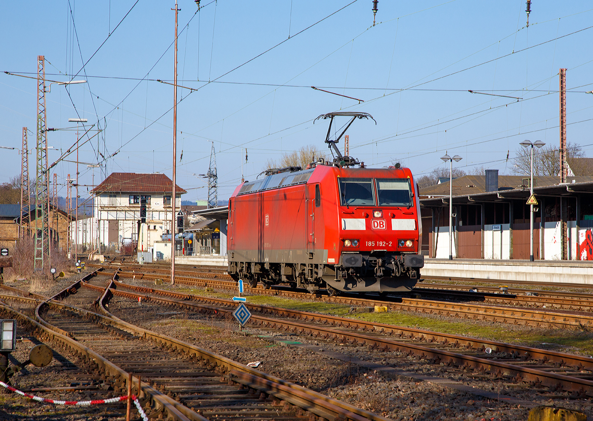
Die 185 192-2 (91 80 6185 192-2 D-DB) der DB Schenker Rail Deutschland AG rangiert am 27.02.2016 in Kreuztal, später fährt sie zum Rangierbahnhof um dort einen Güterzug an den Haken zu nehmen. 

Die TRAXX F140 AC wurde 2004 bei Bombardier in Kassel unter der Fabriknummer 33682 gebaut.
