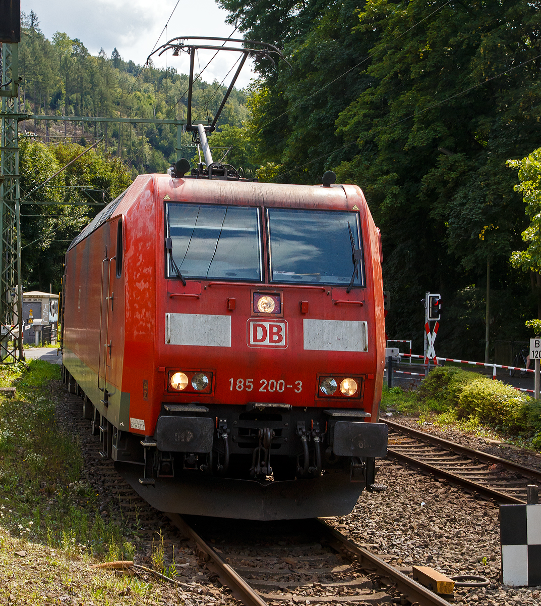 Die 185 200-3 (91 80 6185 200-3 D-DB) der DB Cargo AG fährt am 21.08.2021 mit einem gemischten Güterzug, durch Kirchen/Sieg in Richtung Siegen. (Aufnahme vom Bahnsteig).

Die TRAXX F140 AC1 wurde 2004 bei Bombardier in Kassel unter der Fabriknummer 33711 gebaut. Sie war die letzte an die DB Cargo AG (damals Railion Deutschland AG) gelieferten der Serie TRAXX F140 AC1. Danach begann mit der 185 201-1 die Serie der TRAXX F140 AC2.

