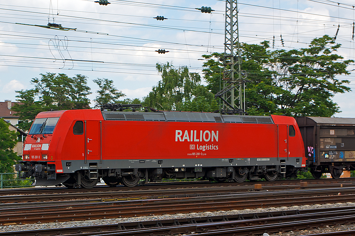 
Die 185 281-3 der DB Schenker Rail Deutschland AG mit einem gem. Güterzug fährt am 31.05.2014 durch Neustadt an der Weinstraße. 

Die TRAXX F140 AC2 (BR 185.2) wurde 2007 bei Bombardier in Kassel unter der Fabriknummer 34144 gebaut. Sie hat die komplette NVR-Nummer 91 80 6185 281-3 D-DB.
