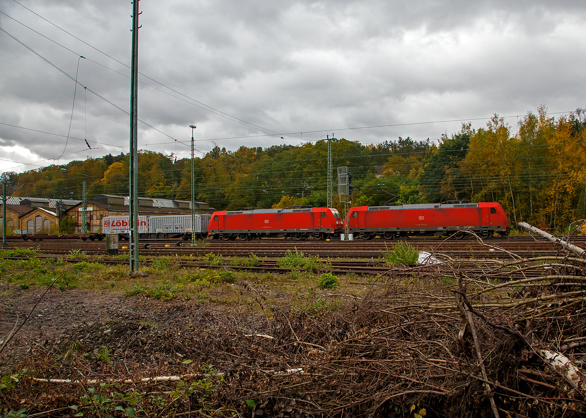 Die 185 308-4 (91 80 6185 308-4 D-DB) mit der kalten 185 262-3 (91 80 6185 262-3 D-DB) beide der DB Cargo Deutschland AG fahren am 22.10.2021 mit einem langen KLV-Zug durch Betzdorf (Sieg) in Richtung Köln. 