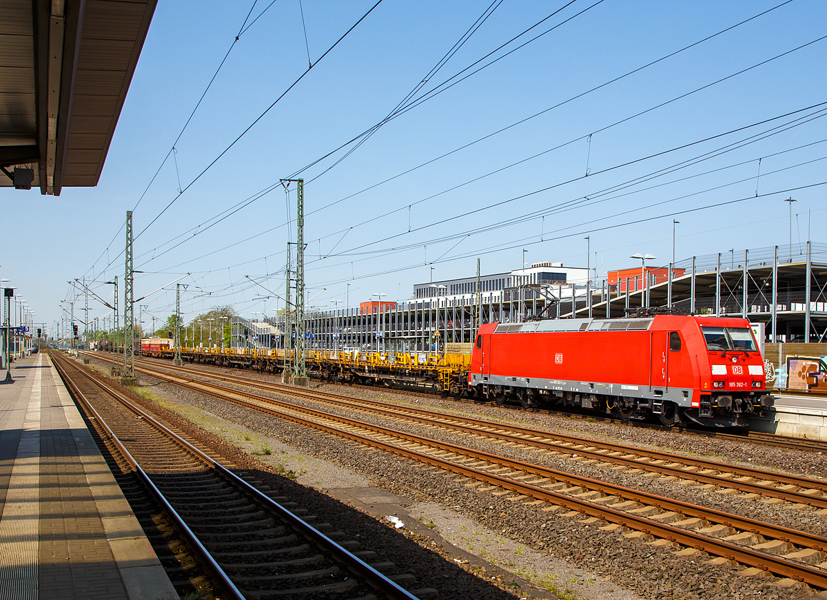 
Die 185 362-1 (91 80 6185 362-1 D-DB) der DB Cargo AG fährt am 20.04.2018 mit einem gem. Güterzug durch den Bahnhof Troisdorf in Richtung Siegen.