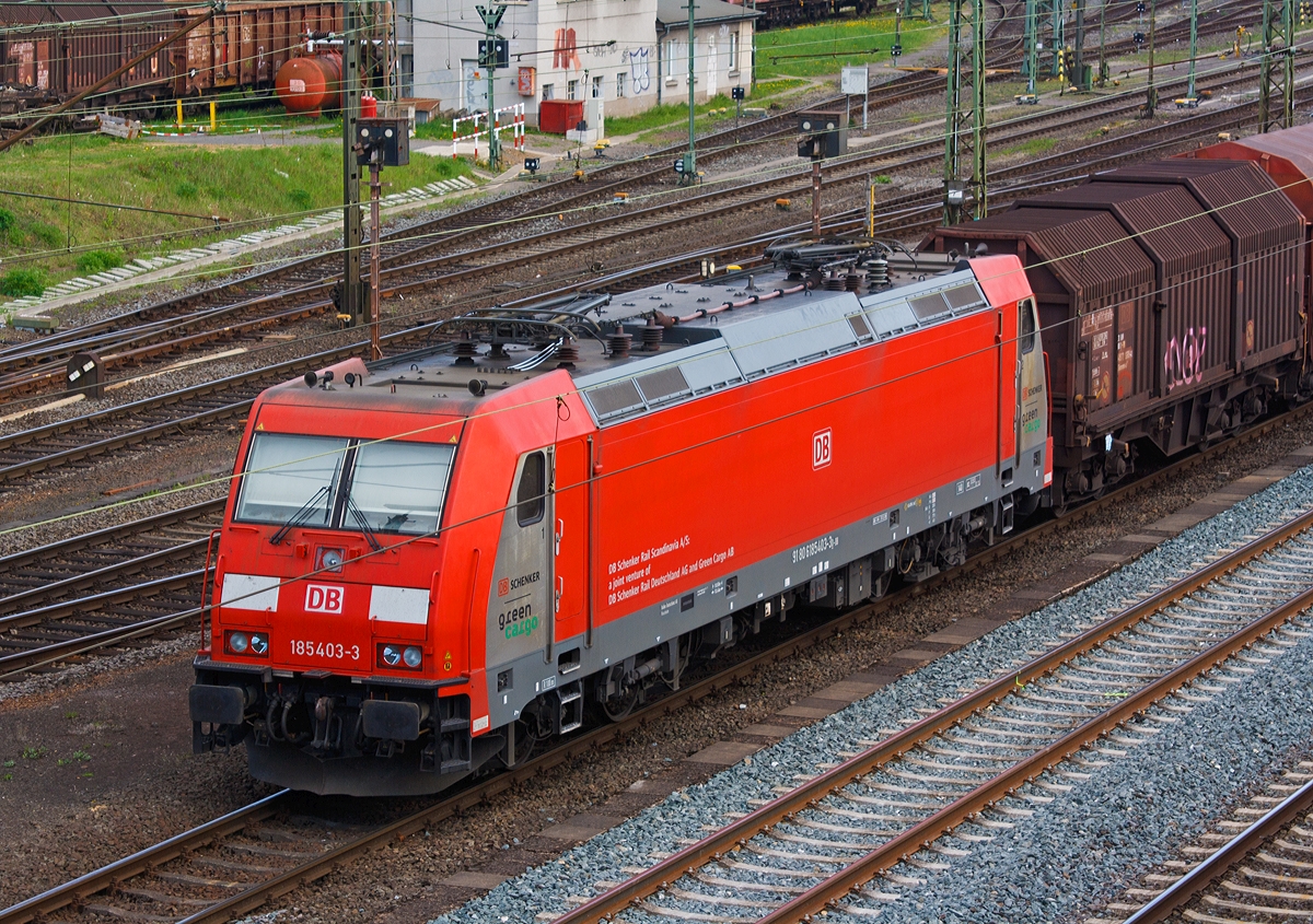 
Die 185 403-3 der DB Schenker Rail Scandinavia A/S - Dännemark (Ein Joint-Venture von DB Schenker Rail Deutschland AG und Green Cargo AB) ist am 19.04.2014 mit einem Güterzug in Kreuztal abgestellt. 

Die TRAXX F140 AC2 wurde 2009 bei Bombardier in Kassel unter der Fabriknummer 34664 gebaut, sie hat die Zulassungen für D/DK/S. Sie trägt die NVR-Nummer 91 80 6185 403-3 D-DB und hat die EBA-Nummer EBA 07G10KB 030.