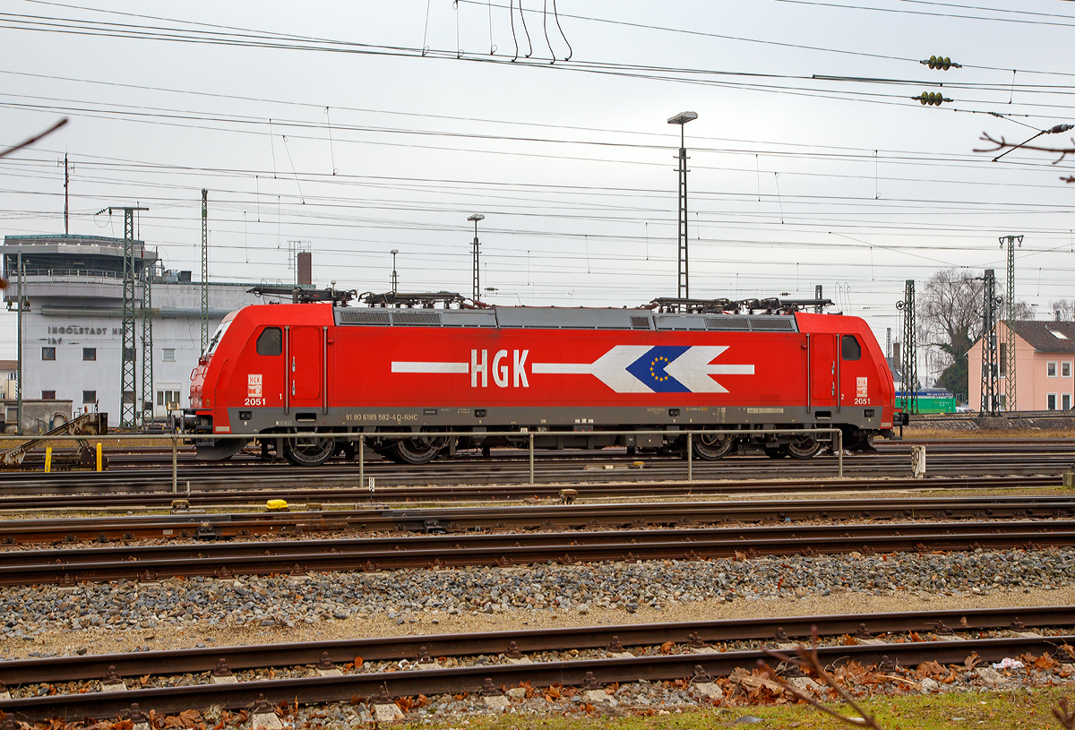 
Die 185 582-4 (91 80 6185 582-4 D-RHC) der RheinCargo GmbH & Co. KG, ex 2051 (91 80 6185 582-4 D-HGK) der HGK - Häfen and Güterverkehr Köln AG ist am 29.12.2016 beim Hauptbahnhof Ingolstadt abgestellt. Die RheinCargo ist ein Gemeinschaftsunternehmen der Häfen und Güterverkehr Köln AG und der Neuss Düsseldorfer Häfen. 

Die TRAXX F140 AC2 wurde 2008 von Bombardier in Kassel unter der Fabriknummer 34194 gebaut. Eigentlicher Eigentümer ist Macquarie European Rail Limited.