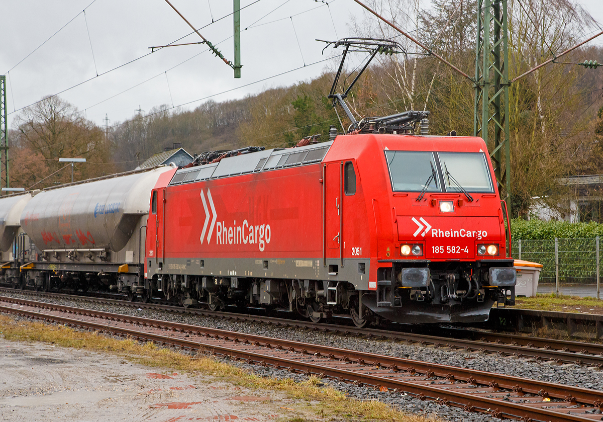 Die 185 582-4 (91 80 6185 582-4 D-RHC) der RheinCargo GmbH & Co. KG, ex 2051 (91 80 6185 582-4 D-HGK) der HGK - Häfen und Güterverkehr Köln AG fährt am 10.02.2019 mit einem Braunkohlestaubzug (Silowagen der Gattung Uacns) durch den Bahnhof Brachbach (Mudersbach/Sieg) in Richtung Siegen. 

Die RheinCargo ist ein 2012 gegründetes Gemeinschaftsunternehmen der Häfen und Güterverkehr Köln AG und der Neuss-Düsseldorfer Häfen GmbH & Co. KG (NDH), die jeweils zu jeweils 50 % Eigentümer sind. 

Die TRAXX F140 AC2 wurde 2008 von Bombardier in Kassel unter der Fabriknummer 34194 gebaut. Zulassungen hat die Lok für Deutschland, Österreich und die Schweiz, sie hat auch vier Stromabnehmer. Eigentlicher Eigentümer ist Macquarie European Rail Limited.

Die TRAXX 2 ist eine Weiterentwicklung der Traxx-Baureihen, gegenüber welchen sie als augenfälligste Änderung einen überarbeiteten Lokkasten besitzt. Die Änderung erfolgte um den neuen, strengeren Sicherheitsnormen bezüglich Crashfestigkeit zu genügen und ist an leicht nach unten gezogenen Ecken am Lokkasten und den Frontklappen zum Ausbau der Klimaanlage zu erkennen. Geändert wurde auch die Umrichteranlage. 

Technische Daten der BR 185.2 (TRAXX F140 AC2):
Spurweite: 1.435 mm
Achsformel:  Bo’Bo’
Länge über Puffer:  18.900 mm
Drehzapfenabstand:  10.400 mm
Dienstgewicht: 85 t
Radsatzfahrmasse:  21,3 t
Höchstgeschwindigkeit:  140 km/h
Anzahl der Fahrmotoren:  4
Dauerleistung:  5.600 kW
Anfahrzugkraft:  300 kN
Stromsystem:  15 kV 16,7 Hz~ und 25 kV 50 Hz~
Antrieb:  Tatzlager