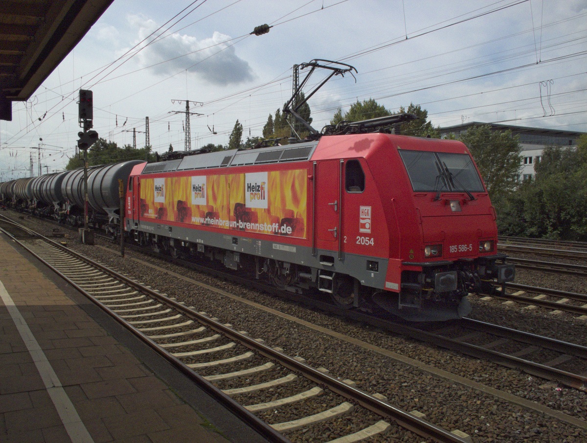 Die 185 586 von Rhein-Cargo (frher HGK) ist ein echter  Heizprofi , wenn man ihrer Werbung Glauben schenken darf. Passend dazu hatte sie am 22.08.14 in Hamm einen Kesselwagenganzzug am Haken.