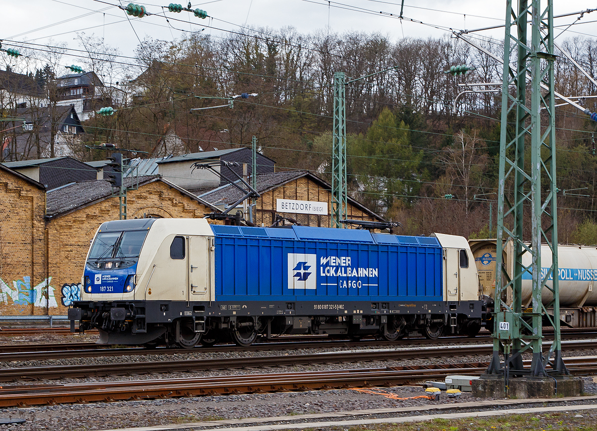 Die 187 321-5 (91 80 6187 321-5 D-WLC), eine Bombardier TRAXX F140 AC3 LM, Wiener Lokalbahnen Cargo GmbH (WLC) fährt am 16.04.2021 mit einem HUPAC Containerzug durch Betzdorf (Sieg) in Richtung Siegen.

Die TRAXX F140 AC3 LM wurde 2017 von Bombardier in Kassel unter der Fabriknummer 35289 gebaut. Nach meiner Sichtung hat die Lok die Zulassung für Deutschland und Österreich. Für Ungarn und Rumänien sind die Zulassungen noch nicht erteilt (H und RO sind durchgestrichen).

Die TRAXX F140 AC LM ist eine vierachsige Lokomotive mit einer Dauerleistung von 5.600 kW (Kurzzeitleistung  Power Boost : 6.000 kW) für den grenzüberschreitenden Einsatz. Die Lokomotive befördert hauptsächlich Güterzüge auf den europäischen Hauptstrecken, die mit 15 kV oder 25 kV elektrifiziert sind. Die Höchstgeschwindigkeit beträgt 140 km/h. Die Lokomotiven können in gemischter Mehrfachtraktion mit BR185 und BR186 eingesetzt werden.

TECHNISHE DATEN (u.a. nach Angaben der WLC)
Hersteller:  Bombardier Transportation
Spurweite:  1.435 mm (Normalspur)
Achsanordnung: Bo’ Bo’
Länge über Puffer: 18.900 mm
Drehzapfenabstand: 10.440 mm
Achsabstand im Drehgestell: 2.600 mm
Treibraddurchmesser:  1.250 mm (neu) / 1.170 mm (abgenutzt)
Höhe:  4.283 mm
Breite:  2.977 mm
Lichtraumprofil: UIC 505-1
Dienstgewicht:  87 t
Fahrmotoren: 4 Asynchronmotoren
Bremse: Elektrische Bremse

Daten im Oberleitungsbetrieb:
Höchstgeschwindigkeit: 140 km/h
Dauerleistung: 5.600 kW 
Kurzzeitleistung  Power Boost : 6.000 kW
Anfahrzugkraft: 300 kN
Dauerzugkraft: 252 kN bei 80 km/h
Stromsystem:  15 kV 16,7 Hz~ und 25 kV 50 Hz~

Daten im Dieselbetrieb (Last-Mile):
Nenndrehzahl: 1.800 U/min
Höchstgeschwindigkeit:  60 km/h
Dauerleistung: 320 kW
Tankinhalt:  400 l

Zugsicherung:  GSMR Zugfunk, ETCS, PZB, LZB, ZUB, Signum
