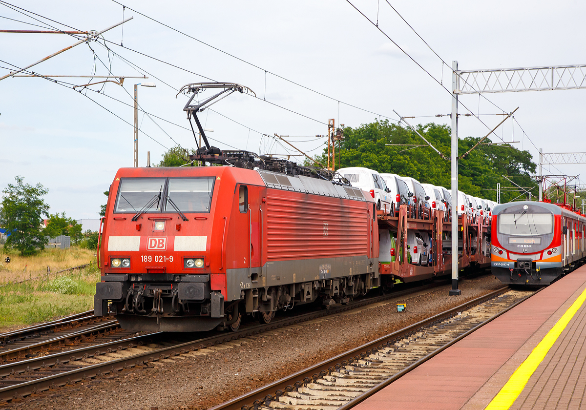 
Die 189 021-9 (91 80 6189 021-9 D-DB Class 189-VM 50Hz) der DB Cargo Deutschland AG fährt am 27.06.2017 mit einem gem. Güterzug durch den Bahnhof Rzepin/Polen (deutsch Reppen) in Richtung Frankfurt (Oder). 

Die Siemens ES 64 F4 wurde 2003 von Siemens in München unter der Fabriknummer 20694 gebaut. Sie hat die Zulassung für D/PL/CZ.