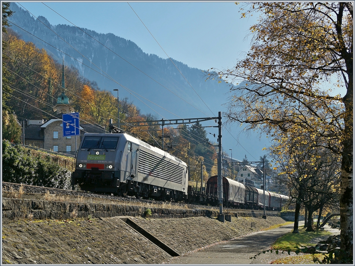 Die 189 990-5 (UIC 91 80 6189 990-5 D-Dispo Class 189-VE)  Göttingen  unterwegs für SBB Cargo International von Sierre nach Göttingen kurz nach Villeneuve.
20. Nov. 2017