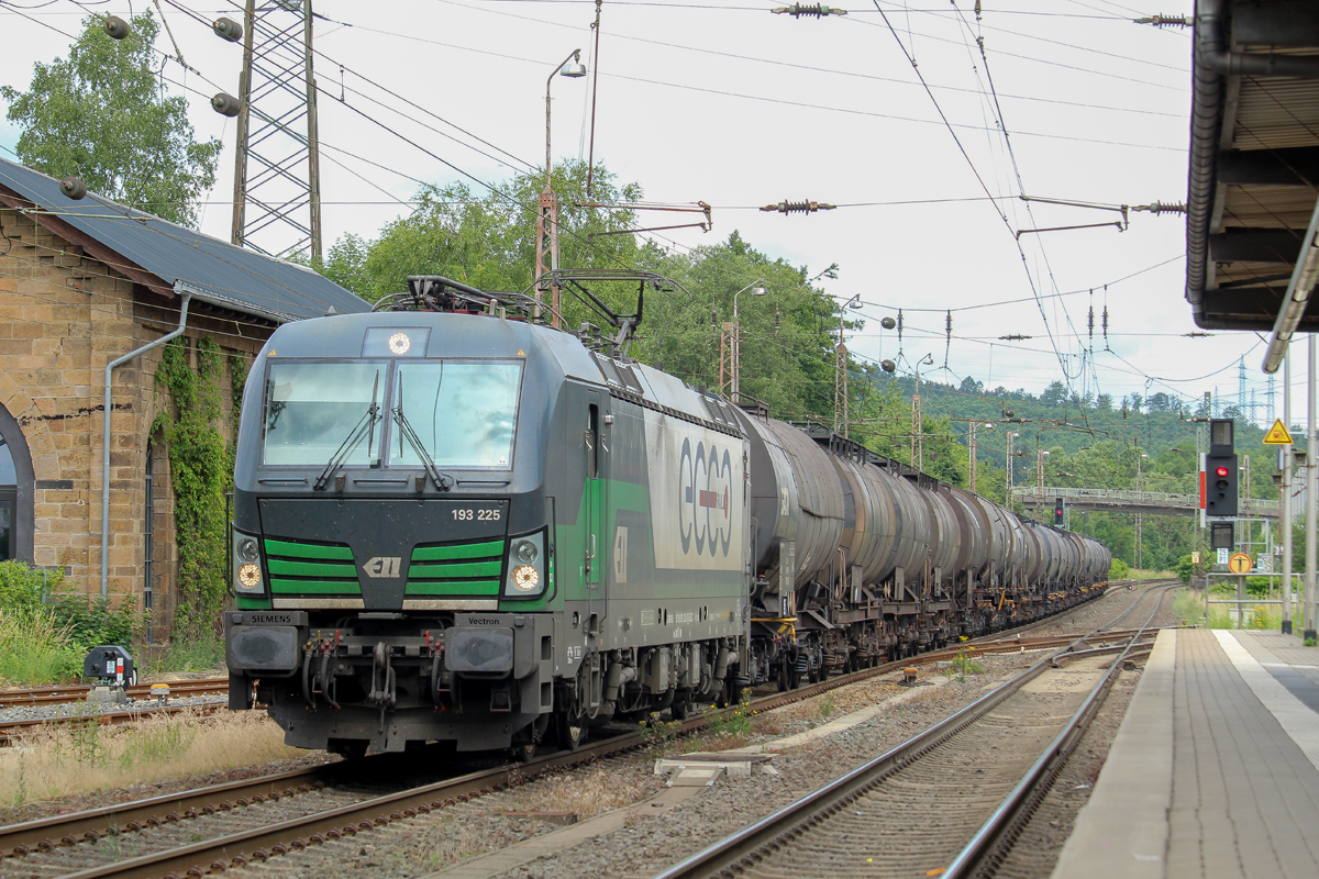 Die 193 225 der ELL Rail / ECCO Rail durchfhrt am 16.06.2018 mit Kesselwagen Kreuztal in Richtung Kreuztal Gbf. Danach ging es weiter Richtung Frankfurt.