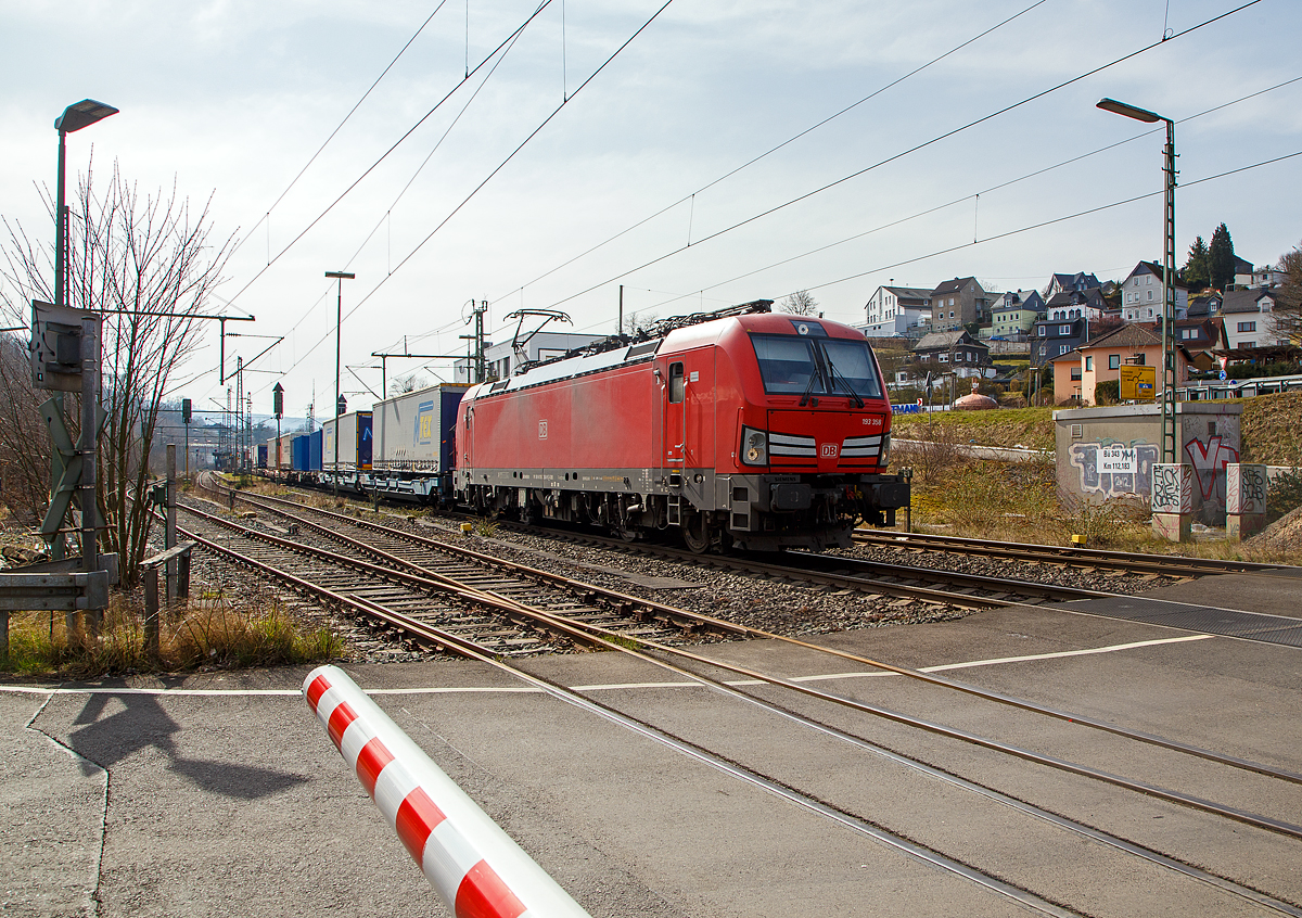Die 193 358 (91 80 6193 358-9 D-DB) der DB Cargo Deutschland AG, fährt am 16.03.2021 mit einem KLV-Zug durch Niederschelden in Richtung Siegen. Zuvor hatte sie im Bahnhof Niederschelden länger Hp 0.

Die Siemens Vectron MS wurde 2018 von Siemens Mobilitiy in München-Allach unter der Fabriknummer 22481 gebaut. Die Vectron MS hat eine Leistung von 6,4 MW und ist für 200 km/h in Deutschland, Österreich, Schweiz, Italien und die Niederlande zugelassen.  

