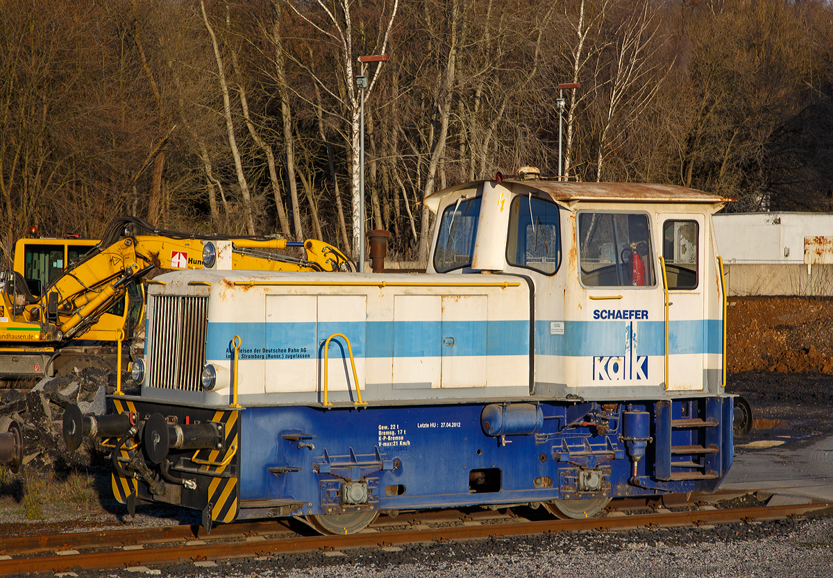 
Die 2-achsige dieselhydraulische Rangierlokomotive vom Typ Gmeinder 130 PS der Schaefer Kalk GmbH & Co. KG (Werk Steeden) am 02.01.2018 in Runkel-Steeden.

Die Lok wurde 1963 von Gmeinder & Co. (Mosbach) unter der Fabriknummer 5254 gebaut und an die Rheinisch-Westfälische Kalkwerke, Werk Stromberg als RWK Nr. 1 geliefert, nach der Stilllegung des Kalkwerkes zum 01.07.2010 kam sie nach Steeden.

TECHNISCHE DATEN (laut Anschriften):
Hersteller: Gmeinder, Mosbach
Gebaute Stückzahl: 2
Spurweite: 1435 mm
Achsfolge: B
Dienstgewicht: 22 t
Höchstgeschwindigkeit: 21 km/h
Motorleistung: ca. 130 PS (515 kW)
Bremse: K-P
Bremsgewicht: 17 t
Weitere Daten leider unbekannt
