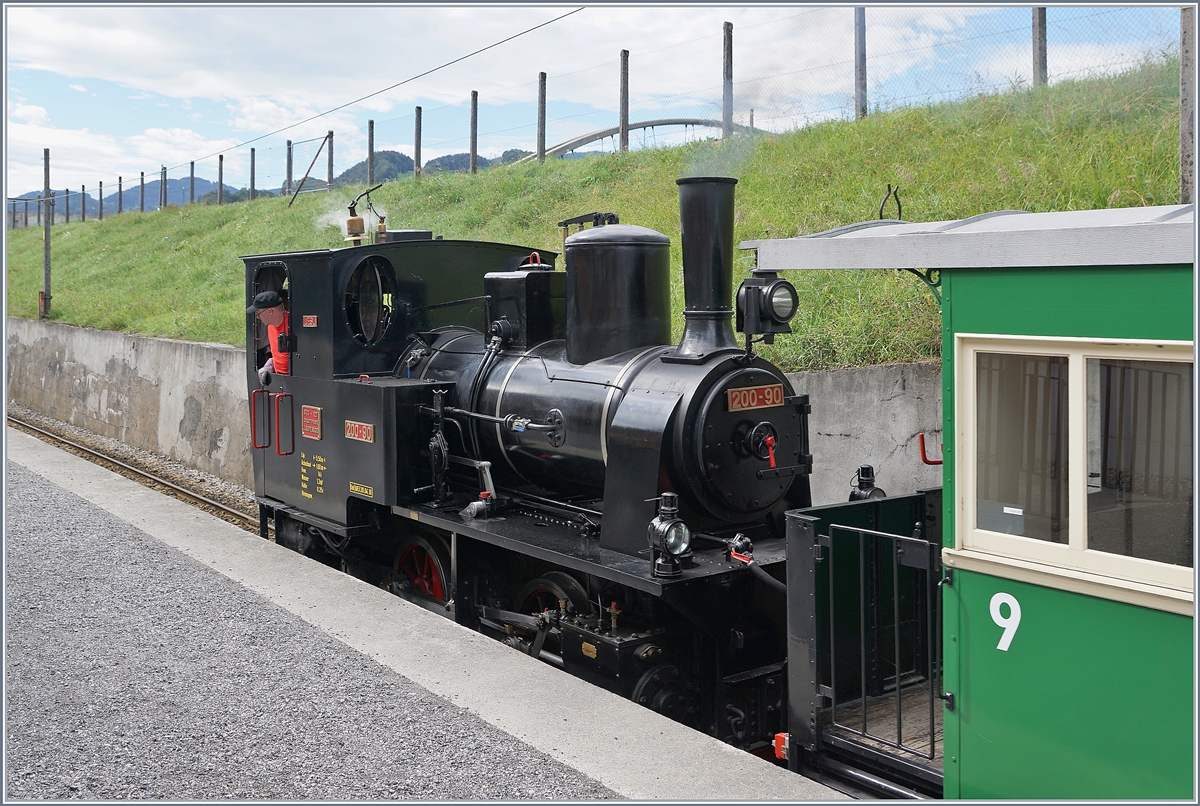 Die 200-90 Liesl (ex IRR) ist mit ihrem Zug vom der Rheinmündung kommend in Lustenau im Museum Rhein Schauen eingetroffen. 
23. Sept. 2018