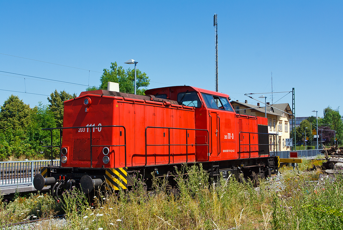 
Die 203 111-0 ist am 20.07.2013 in Ehringshausen (Lahn-Dill-Kreis) abgestellt, ob die Eisenbahnbetriebsgesellschaft Mittelrhein (EBM Cargo, Gummersbach) hier Mieter oder mittlerweile Eigentümer ist, ist mir nicht ganz klar, denn sie trägt hier die NVR-Nummer 92 80 1203 111-0 D-ALS  (ALS - ALSTOM Lokomotiven Service GmbH, Stendal).

Die V 100.1 wurde 1974 bei LEW (VEB Lokomotivbau Elektrotechnische Werke „Hans Beimler“, Hennigsdorf) unter der Fabriknummer 14078 gebaut und als 110 651-7 an die DR ausgeliefert. 1985 erfolgte der Umbau in 112 651-5, die Umzeichnung in 202 651-6 erfolgte 1992, die Ausmusterung bei der DB erfolgte 2000. Im Jahre 2002 erfolgte durch ALSTOM Lokomotiven Service GmbH, Stendal der Umbau gemäß Umbaukonzept  BR 203.1  in die heutige 203 111-0, die Inbetriebnahme war im Jahr 2005. 

Die EBA-Nummer ist EBA 01C23K 111