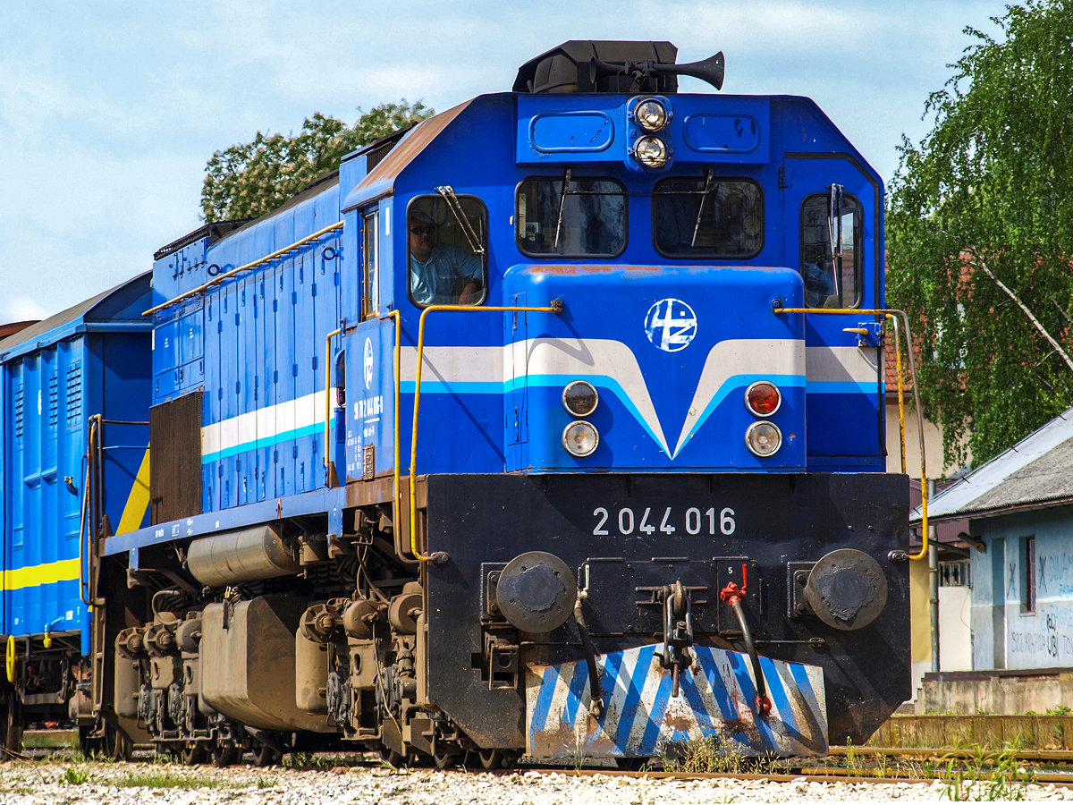 Die 2044 016 war am 04.05.2011. an der Spitze des Verschubgüterzuges 65400 von Zagreb Verschiebebahnhof nach Varazdin. Damals noch im ursprünglichen HZ-Blau zu sehen, ein knappes halbes Jahr später erhielt sie bei einer Teilausbesserung einen dunkelblauen Neulack, behielt aber ihre grauen Zierstreifen.