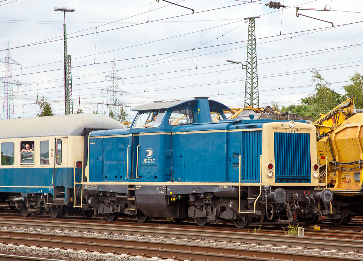 
Die 212 372-7 (92 80 1212 372-7 D-DB), ex V100 2372, vom  DB Museum (Standort Koblenz) am 18.06.2017 mit Pendelzug in Koblenz-Lützel. Am 17. & 18.6.2017 fand das große Sommerfest vom DB Museum Koblenz statt.

Die Strecken-Diesellokomotive  wurde 1965 bei Deutz mit der Fabriknummer 57772 gebaut und als V100 2372 in Dienstgestellt, die Ausmusterung bei der DB erfolgte am 29.06.2005 und sie wurde Museumslok.

Die Baureihe V 100 wurde von der Deutschen Bundesbahn Ende der 1950er Jahre beschafft und sollte als Lokomotivtyp mit dieselhydraulischem Antrieb die auf nicht elektrifizierten Nebenbahnen verwendeten Dampflokbaureihen ersetzen.

Die Baureihe V 100.20 ist als leistungsstärkere Variante der schon vorhandenen Baureihe V 100.10 in Dienst gestellt worden. Nahezu unverändert sind dabei 381 Lokomotiven gebaut worden. Zehn dieser Maschinen erhielten zusätzlich eine Ausrüstung für den Steilstreckeneinsatz und wurden als 213 332-341 (ehemals V 100 2332-2341) bezeichnet.

Nachdem bis 2005 alle Lokomotiven der Baureihe V 100.20 bzw. BR 212/213 bei der Deutschen Bahn abgestellt worden waren, sind seit 2008 einige Exemplare - nach Modernisierung - für den Bauzugdienst reaktiviert worden und wieder im Einsatz anzutreffen.

TECHNISCHE DATEN:
Spurweite: 1.435 mm
Achsfolge: B'B'
Treibraddurchmesser:950 mm
Eigengewicht: 63,0 t
Länge über Puffer:  12.300 mm
Geschwindigkeit 100 km/h
Antrieb: dieselhydraulisch
Leistung: 993 kW (1.350 PS)
Kraftübertragung: hydraulisch
Kupplungsart: Schraubenkupplung