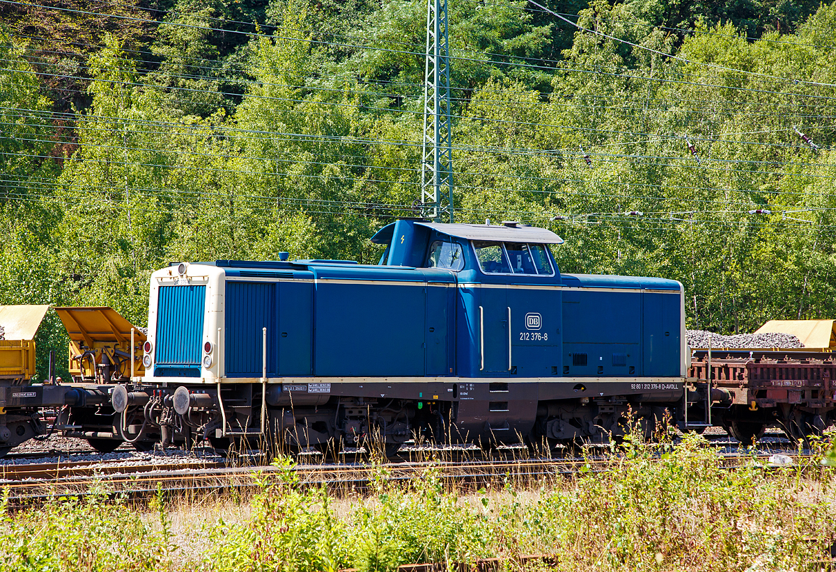 
Die 212 376-8 (92 80 1212 376-8 D-AVOLL) der Aggerbahn (Andreas Voll e.K., Wiehl), ex DB 212 376-8, ex DB V 100 2376, ist am 15.07.2018 in Betzdorf (Sieg) abgestellt. 

Die Lok, vom Typ V100.20 wurde 1965 bei Deutz unter der Fabrik-Nr. 57776 gebaut und als V 100 2376 an die Deutsche Bundesbahn ausgeliefert, 1968 erfolgte die Umzeichnung in 212 376-8. Die Ausmusterung bei der DB erfolgte 2010, über ALS - ALSTOM Lokomotiven Service GmbH in Stendal kam sie 2011 zur Aggerbahn.