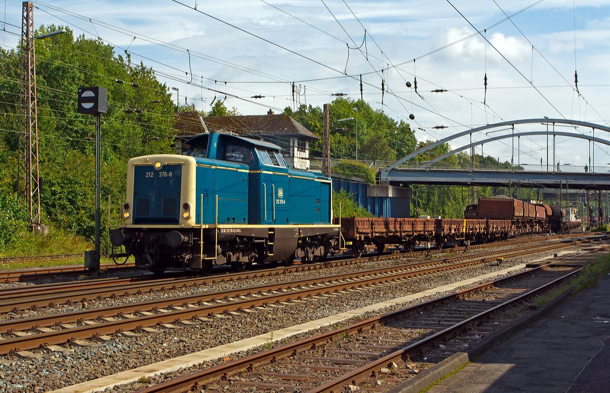 
Die 212 376-8 der Aggerbahn (Andreas Voll e.K., Wiehl), ex DB V 100 2376, ex DB 212 376-8, fährt am 16.08.2014 einen Schotterzug von Kreuztal in Richtung Ferndorf los.