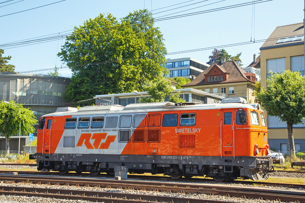 
Die 2143 025-2 (9281 2143 025-2 A-RTS) der RTS Rail Transport Service GmbH (eine 100%ige Tochter der Swietelsky Baugesellschaft m.b.H) ist am 07.06.2015 beim Bahnhof Zrich-Tiefenbrunnen abgestellt. Die Lok ist wohl langfristig an die SBB Infrastruktur vermietet.

Die Dieselhydraulische Streckenlokomotive wurde 1970 von Simmering-Graz-Pauker AG  (SGP) unter der Fabriknummer 18393 fr die BB gebaut. Die RTS lie die Lok generalberholen,  dabei wurde sie mit einem leistungsstrkeren Motor ausgestattet, wodurch die Lok ber 1.385 kW (1.880 PS) Leistung, gegenber 1.115 kW (1.495 PS) den BB-Loks, verfgt. Das Dienstgewicht der Lok erhhte sich dadurch von 65 auf 68 Tonnen. Zudem ist der Motor Abgas arm und hat einen Rupartikelfilter.

Technische Daten:
Spurweite: 1435 mm (Normalspur)
Achsformel: B'B'
Lnge ber Puffer: 15.760 mm
Drehgestellachsstand: 2.500 mm
Gesamtradstand:10.500 mm
Kleinster bef. Gleisbogen: R 100 m
Leistung: 1.385 kW / 1.880 PS
Anzugskraft: 200 kN
Gesamtgewicht: 68 t
Hchstgeschwindigkeit: 100 km/h
Treibraddurchmesser: 	950 mm
Antrieb: dieselhydraulisch
Turbogetriebe: Voith L 720 rU2
Achsgetriebe: SGP-AVD 240/175
Netzzulassung: 	AT, (DE), HU, SK, CH, RO
