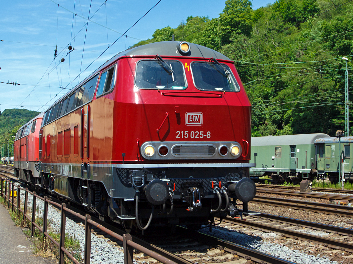
Die 215 025-8 eigentlich 225 025-6 (92 80 1225 025-6 D-EFW) und die 225 023-1 (92 80 1225 023-1 D-EFW) der EfW-Verkehrsgesellschaft mbH fahren am 06.06.2014 als Lokzug durch Linz am Rhein in Richtung Süden.  

Beide V 163 wurden 1970 bei Krupp in Essen gebaut, die 225 025-6 unter der Fabriknummer 5046 und wurde als 215 025-8 an die DB geliefert, 2001 erfolgte der Umbau und Umzeichnung in DB 225 025-6, die 225 023-1 unter der Fabriknummer 5044 und wurde als 215 023-3 an die DB geliefert, auch ihr Umbau und Umzeichnung erfolgte 2001 in DB 225 023-1. Beide Loks besitzen zusätzlich die belgische Zugsicherung.
Seit 2013 sind die Loks nun bei der EFW. 
