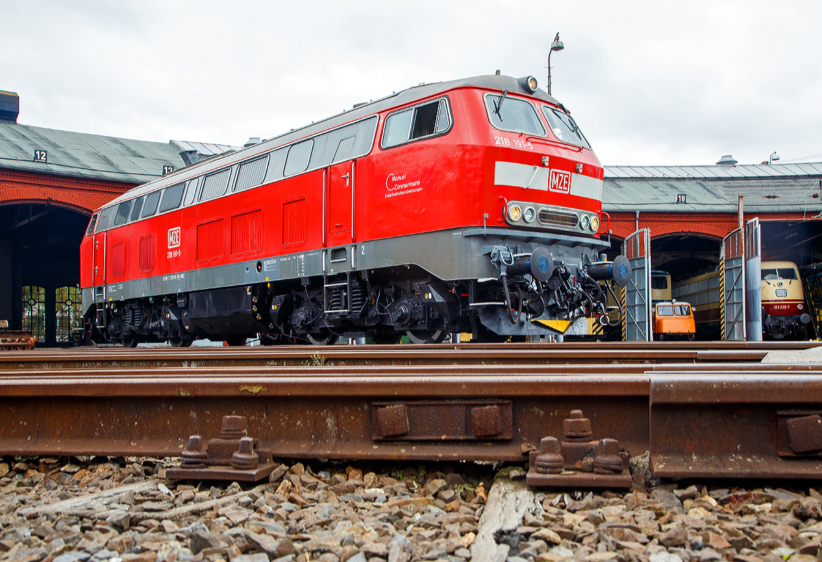 Die 218 191-5 (92 80 1218 191-5 D-MZE) der MZE - Manuel Zimmermann Eisenbahndienstleistungen, Hellenhahn-Schellenberg (Ww), ex DB 218 191-5, am 28.10.2018 auf der Drehscheibe im Sdwestflische Eisenbahnmuseum in Siegen. Gerade hat der Lokfhrer den Motor neu gestartet.

Die V 164 wurde 1973 bei Krupp unter der Fabriknummer 5205 gebaut und an die DB geliefert, im Juli 2018 wurde sie dann ausgemustert und an Manuel Zimmermann Eisenbahndienstleistungen verkauft.

Technische Daten:
Achsformel:  B'B'
Spurweite:  1.435 mm
Lnge: 16.400 mm
Drehzapfenabstand: 8.600mm
Achsabstand im Drehgestell: 2.800mm
Raddurchmesser:1.000mm (neu) / 920 mm (abgenutzt)
Gewicht:  79,5 Tonnen
Radsatzfahrmasse:  20,0 Tonnen
Hchstgeschwindigkeit:  140 km/h
Motor: Wassergekhlter V 12 Zylinder Viertakt MTU - Dieselmotor vom Typ MA 12 V 956 TB 10 mit Direkteinspritzung und Abgasturboaufladung mit Ladeluftkhlung
Motorleistung: 1.839 kW (2.500 PS) bei 1500 U/min
Motorhubraum: 114,67 Liter (insgesamt)
Getriebe: MTU-Getriebe K 252 SUBB (mit 2 hydraulische Drehmomentwandler)
Leistungsbertragung: hydraulisch
Anfahrzugkraft: 235kN (Langsamgang)
Dauerzugkraft: 175kN
Bremse: hydrodynamische Bremse KE-GPP2R-H mZ
Kleinster befahrbarer Gleisbogen: R 100 m
Tankinhalt:  3.200 l

Die Baureihe 218 ist das zuletzt entwickelte Mitglied der V 160-Lokfamilie. Viele Gemeinsamkeiten der Baureihen V 160 bis V 169 (sptere 215 bis 219) wurden in ihr zusammengefasst. 

Im Jahr 1966 bestellte die Deutsche Bundesbahn zunchst zwlf Vorserien-Lokomotiven der Baureihe V164. Die ersten Lokomotiven wurden ab 1968 von der Firma Krupp ausgeliefert. Von der Deutschen Bundesbahn wurden sie aber als Baureihe 218 in Dienst gestellt. Die Serienbeschaffung (unter Beteiligung von Henschel, Krauss-Maffei und MaK in Kiel) erfolgte von 1971 bis 1979 mit 398 weiteren Maschinen. Hinzu kam 1975 nach einem Unfall die 215 112, die nach ihrer Instandsetzung zur 218 399 wurde. Die Auslieferung erfolgte in vier Bauserien (218 101-170, 171-298, 299-398, 400-499), bei denen es geringe Vernderungen gab.
Die 140 km/h schnellen und 2.500 bis 2.800 PS starken ''BB-Loks wurden im Reise - und Gterzugdienst eingesetzt. Die elektrische Zugheizung und die Wendezug- und Doppeltraktionssteuerung machen die Baureihe 218 zu einer universal verwendbaren Lok. Die Baureihe 218 bewhrte sich im Betriebsdienst und galt noch bis ins Jahr 2000 als die wichtigste Streckendiesellok der Deutschen Bahn AG. Leider wurden immer mehr Leistungen im Personennahverkehr durch Triebwagen ersetzt. Dadurch und durch Betreiberwechsel waren immer mehr Lokomotiven der Baureihe 218 bei der Deutschen Bahn AG berflssig geworden. Im Juli 2009 waren noch etwa 200 Exemplare im Einsatz. Eine Nachfolgerin fr die Baureihe 218 ist noch nicht in Sicht.