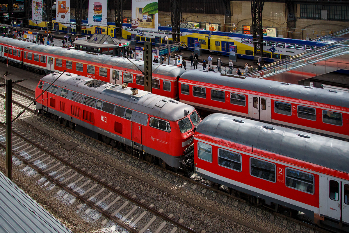 Die 218 330-9 (92 80 1218 330-9 D-DB) der DB Regio AG am 16.06.2015 im Hbf Hamburg mit einem Regionalzug.
 
Die V 160 wurde 1975 vom Krupp unter der Fabriknummer 5323 gebaut und als 218 330-9 an die Deutsche Bundesbahn geliefert.