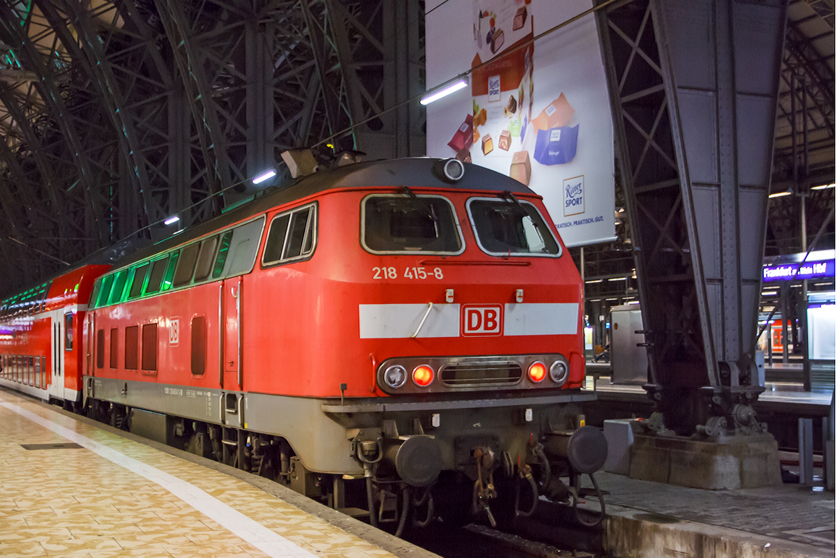 
Die 218 415-8 (92 80 1218 415-8 D-DB) der DB Regio steht am 28.09.2012 mit einem Regionalzug im Hbf Frankfurt am Main. 

Die V 164 wurde 1977 von Krupp unter der Fabriknummer 5381 gebaut.