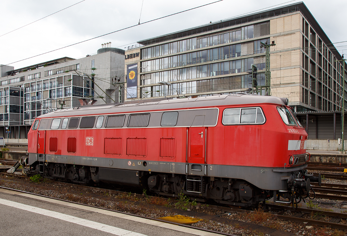 
Die 218 833-2 (ex 218 383-8) der DB Fernverkehr AG ist am 17.06.2016 ist beim Stuttgart abgestellt, an die Schraubkupplung kann auch eine ICE-Abschleppkupplung gehangen werden.

Die V 164 wurde 1975 bei Henschel in Kassel unter der Fabriknummer 31841 gebaut und als 218 383-8 an die Deutsche Bundesbahn geliefert. Im November 2005 erfolgte der Umbau zur Schlepplok und Umzeichnung in 218 833-2 (NVR-Nr. 9280 1 218 833-2 D-DB)

Technische Daten:
Achsformel: B'B'
Spurweite: 1.435 mm
Lnge: 16.400 mm
Gewicht: 80 Tonnen
Radsatzfahrmasse: 20,0 Tonnen
Hchstgeschwindigkeit: 140 km/h
Motor: Wassergekhlter V 12 Zylinder Viertakt MTU - Dieselmotor vom Typ 12 V 956 TB 11 (abgasoptimiert ) mit Direkteinspritzung und Abgasturboaufladung mit Ladeluftkhlung
Motorleistung: 2.800 PS (2.060 kW) bei 1500 U/min
Getriebe: MTU-Getriebe K 252 SUBB (mit 2 hydraulische Drehmomentwandler)
Leistungsbertragung: hydraulisch
Tankinhalt: 3.150 l

Einige Lokomotiven, wie diese hier, der Baureihe 218 wurden zu Schlepploks fr liegengebliebene oder schadfllig gewordene ICE -Zge auf den Neubaustrecken Kln-Rhein/Main und Nrnberg-Ingolstadt umgebaut. Diese Loks sind als Baureihe 218.8 bei der DB Fernverkehr AG eingestellt. Diese Lokomotiven wurden fr Schleppzwecke mit bergangskupplungen Typ Scharfenberg ausgerstet.