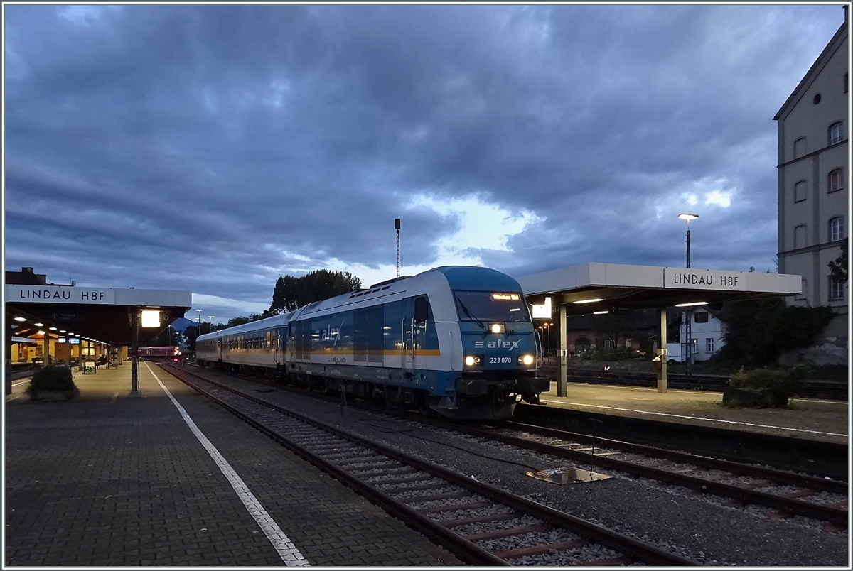 Die 223 070 mit einen nur zwei Wagen langen  Alex  wartet in Lindau auf die Abfahrt nach München.
17. Sept. 2015