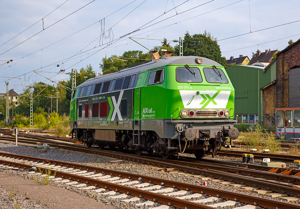 
Die 225 073-6 (92 80 1225 073-6 D-AIX) der AIXrail GmbH am 20.07.2018 beim Manöver in Betzdorf (Sieg). 

Die V 163 wurde 1970 von MaK in Kiel unter der Fabriknummer 2000078 gebaut und als 215 073-8 an die Deutsche Bundesbahn, 2001 erfolgte die Umzeichnung (nach Umbau) in DB 225 073-6. Im Jahr 2017 wurde sie von der DB Cargo ausgemustert und an die AIXrail verkauft.