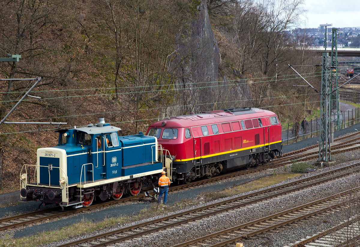 
Die 225 094-2 der EBM Cargo, ex DB 215 094-4, hat wohl einen Lagerschaden, so wird sie am 04.04.2015 in Siegen von der  261 671-2 (eigentlich laut NVR-Nummer 98 80 3361 671-1 D-AVOLL) der Aggerbahn (Andreas Voll e.K., Wiehl), der ex DB V60 671, geschleppt bzw. in den Hbf Siegen gedrückt, wo die EBM Cargo 140 003-5 (oben rechts im Bild) auf sie wartet um sie dann nach Hause zu schleppen.