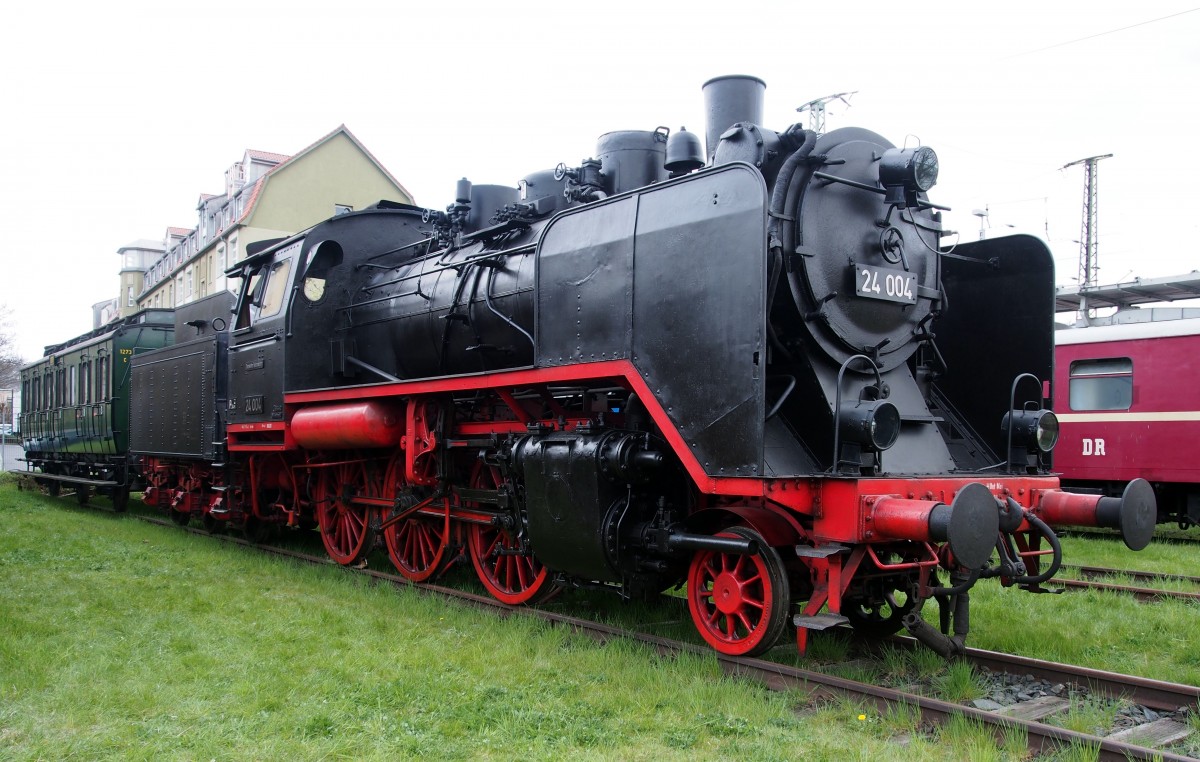 Die 24 004, mit Beinamen:  Steppenpferd , ist beim 7. Dresdner Dampfloktreffen im Bw Dresden Altstadt ausgestellt am 17.04.2015.