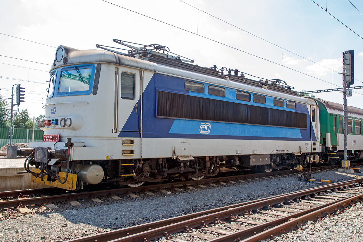 Die 242 250-9 (CZ - ČD 91 54 7 242 250-9), eine reine Wechselstrom E-Lok der tschechischen Česk drhy (ČD), steht am 01.07.2015 mit einem Personenzug im Bahnhof Marinsk Lzně (Marienbad).

Die ČD Baureihe 242 (koda 73E), ehemals ČSD-Baureihe S 499.02 bzw. ab 1988 Baureihe 242, ist eine elektrische Lokomotive der einstigen Tschechoslowakischen Staatsbahn ČSD fr das mit 25 kV 50 Hz Wechselstrom elektrifizierte Streckennetz im Sden und Westen der ehemaligen Tschechoslowakei. Sie wurden aus der ČSD S 499.0 entwickelt, von der sie sich vor allem durch einen anderen Lokkasten unterscheidet. Whrend die S 499.0 einen Lok-Kasten aus glasfaserverstrktem Kunststoff haben, wurde bei der koda 73E (S 499.02) der herkmmlich gefertigte Lokomotivkasten, wie er auch fr die Gleichstromlokomotiven verwendet wurde, angewandt. Lediglich das fr die Khlung des Transformators und die Hochspannungssteuerung ntige Lfterband wurde anstelle der groen Seitenfenster verwendet. Als weitere nderung haben die Lokomotiven einen Hilfsfahrschalter und eine Einrichtung zur Reduzierung der Achsentlastung bei Zuganfahrten und Fahrten auf Steigungsstrecken. Dafr erhielten die Lokomotiven spezielle Deichselstangen zwischen den Drehgestellen und eine spezielle Steuerung des Stromrichters. Wie bei der S 499.0 wurde die Lokomotive mit 32 Fahrstufen gesteuert. Lokomotiven dieses Typs wurden auch an die Bulgarische Staatsbahn BD geliefert.

Von den Lokomotiven der Reihe S 499.02 wurden insgesamt 86 Maschinen bei der ČSD in Dienst gestellt. Mit der am 30. November 1981 ausgelieferten S 499.0286 endete bei koda die Fertigung der elektrischen Lokomotiven der sogenannten Ersten Generation. Die Lokomotiven sind sowohl vor Gterzgen als auch vor Schnellzgen anzutreffen. 1988 wurden die Lokomotiven in die Baureihe 242 umgezeichnet. Smtliche Lokomotiven gelangten nach 1993 zu den Tschechischen Bahnen ČD und sind dort noch im Einsatz.

TECHNISCHE DATEN:
Herstellertyp: koda 73E
Baujahre: 1975–1981
Spurweite: 1.435 mm (Normalspur)
Achsformel:  Bo'Bo'
Lnge ber Puffer: 16.440 mm
Drehzapfenabstand: 7.800 mm
Achsabstand im Drehgestell: 2.800 mm
Dienstgewicht:  86,0 t
Radsatzfahrmasse:  21,5 t
Hchstgeschwindigkeit:  120 km/h
Stundenleistung:  3.200 kW
Dauerleistung:  3.080 kW
Anfahrzugkraft: 240 kN
Stromsystem:  25 kV 50 Hz Wechselstrom
Anzahl der Fahrmotoren:  4
Antrieb:koda Hohlwellenantrieb

