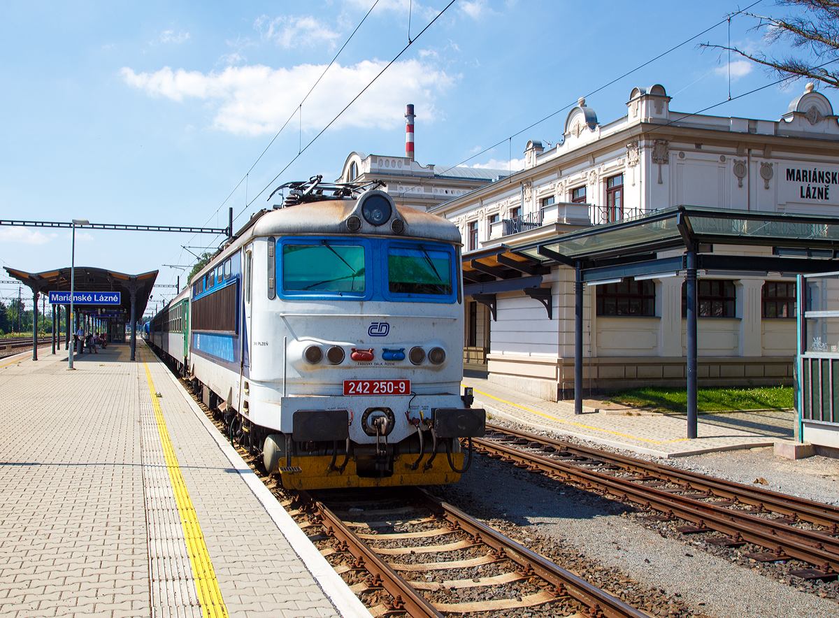 Die 242 250-9 (CZ - ČD 91 54 7 242 250-9), eine reine Wechselstrom E-Lok der tschechischen Česk drhy (ČD), steht am 01.07.2015 mit einem Personenzug im Bahnhof Marinsk Lzně (Marienbad).

Die ČD Baureihe 242 (koda 73E), ehemals ČSD-Baureihe S 499.02 bzw. ab 1988 Baureihe 242, ist eine elektrische Lokomotive der einstigen Tschechoslowakischen Staatsbahn ČSD fr das mit 25 kV 50 Hz Wechselstrom elektrifizierte Streckennetz im Sden und Westen der ehemaligen Tschechoslowakei. Sie wurden aus der ČSD S 499.0 entwickelt, von der sie sich vor allem durch einen anderen Lokkasten unterscheidet. Whrend die S 499.0 einen Lok-Kasten aus glasfaserverstrktem Kunststoff haben, wurde bei der koda 73E (S 499.02) der herkmmlich gefertigte Lokomotivkasten, wie er auch fr die Gleichstromlokomotiven verwendet wurde, angewandt. Lediglich das fr die Khlung des Transformators und die Hochspannungssteuerung ntige Lfterband wurde anstelle der groen Seitenfenster verwendet. Als weitere nderung haben die Lokomotiven einen Hilfsfahrschalter und eine Einrichtung zur Reduzierung der Achsentlastung bei Zuganfahrten und Fahrten auf Steigungsstrecken. Dafr erhielten die Lokomotiven spezielle Deichselstangen zwischen den Drehgestellen und eine spezielle Steuerung des Stromrichters. Wie bei der S 499.0 wurde die Lokomotive mit 32 Fahrstufen gesteuert. Lokomotiven dieses Typs wurden auch an die Bulgarische Staatsbahn BD geliefert.

Von den Lokomotiven der Reihe S 499.02 wurden insgesamt 86 Maschinen bei der ČSD in Dienst gestellt. Mit der am 30. November 1981 ausgelieferten S 499.0286 endete bei koda die Fertigung der elektrischen Lokomotiven der sogenannten Ersten Generation. Die Lokomotiven sind sowohl vor Gterzgen als auch vor Schnellzgen anzutreffen. 1988 wurden die Lokomotiven in die Baureihe 242 umgezeichnet. Smtliche Lokomotiven gelangten nach 1993 zu den Tschechischen Bahnen ČD und sind dort noch im Einsatz.

TECHNISCHE DATEN:
Herstellertyp: koda 73E
Baujahre: 1975–1981
Spurweite: 1.435 mm (Normalspur)
Achsformel:  Bo'Bo'
Lnge ber Puffer: 16.440 mm
Drehzapfenabstand: 7.800 mm
Achsabstand im Drehgestell: 2.800 mm
Dienstgewicht:  86,0 t
Radsatzfahrmasse:  21,5 t
Hchstgeschwindigkeit:  120 km/h
Stundenleistung:  3.200 kW
Dauerleistung:  3.080 kW
Anfahrzugkraft: 240 kN
Stromsystem:  25 kV 50 Hz Wechselstrom
Anzahl der Fahrmotoren:  4
Antrieb: koda Hohlwellenantrieb

