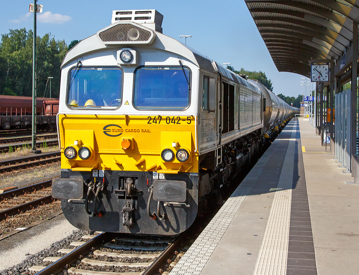 
Die 247 042-5 (92 80 1266 442-3 D-DB) eine Class 77 bzw. EMD JT42CWRM  der Euro Cargo Rail SAS (Paris) einer 100 prozentigen Tochter der DB Schenker Rail Deutschland AG, fhrt am 01.107.2015 mit einem Kesselwagenzug durch den Bahnhof Marktredwitz.

Ab dem 1. Januar 2009 konnten gem einer EU-Richtlinie bezglich Abgasnormen im EU-Raum keine Class 66 mehr zugelassen werden. EMD realisierte daher eine emissionsrmere Variante unter der Bezeichnung JT42CWRM. Bei nahezu unverndertem Leistungsprofil ergab sich durch zustzliche Einbauten ein Mehrgewicht von nahezu 5000 kg, das teilweise durch ein um 1400 Liter reduziertes Tankvolumen kompensiert wurde.

Mit diesem Typ, wurde die Lok auch auen in einigen Details verndert. Die aufflligsten Merkmale sind eine dritte Tr auf einer Seite aufgrund teilweisen Wegfalles eines durchgehenden Seitengangs im Lokkasten sowie ein zweiteiliges Fhrerhausseitenfenster. Die lrm- und schadstoffausstoreduzierte Variante weist zudem grere Lfterjalousien auf. Grund der Weiterentwicklung war die Erfllung der ab 2009 gltigen Abgasnormen der EU Stufe IIIa, sowie das Bestreben, den sehr hohen Lrmpegel im Fhrerstand durch eine bessere Schallisolierung zu reduzieren. Der Triebfahrzeugfhrer sitzt grundstzlich auf der linken Lokseite.

Die franzsische Tochtergesellschaft Euro Cargo Rail (ECR) der Deutschen Bahn AG besitzt 60 Lokomotiven dieser Bauart und bezeichnet die Lokomotiven als Class 77. Seit Oktober 2010 werden 31 davon in Deutschland eingesetzt. Sie werden unter der Betreiberbezeichnung 247, im deutschen Fahrzeugeinstellungsregister jedoch als Baureihe 1 266.4 gefhrt.

In Grobritannien wird diese Variante als Class 66/9 bezeichnet. In Frankreich erhielten die Fahrzeuge die Typenbezeichnung CC 77 000. Die Baureihe ist nicht zu verwechseln mit der Baureihe Class 77 von British Rail. Auch in Belgien ist die Typenbezeichnung 77 anders belegt.

Die General Motors EMD JT42 CWRM  - Class 77 ist eine
diesel-elektrische 6-achsige Schwerlastlokomotive.
Sie besitzt einen 2-Takt-Turbodieselmotor, der einen Generator antreibt der wiederum den Strom fr die 6 Gleichstrommotoren erzeugt die die 6 Achsen angetrieben. 

Diese Class 77 wurde 2008 von EMD unter der Fabriknummer  20068864-042 gebaut.

Technische Daten: 
Spurweite: 1.435 mm
Achsfolge: Co`Co`
Lnge ber Puffer: 21.349 mm
Drehzapfenabstand: 14.140 mm 
Breite: 2.692 mm
Hhe: 3.912 mm
Gewicht: 129,6 t
Radsatzlast: 21,6 t
Dieselmotorleistung: 2.420 kW / 3.290 PS
Motorbauart:  V 12-Zylinder-2-Takt-Turbodieselmotor 
Motortyp:  GM 12N-710G3B-T2 (entspricht der EU IIIA-Abgasnorm)
Drehzahl: 200 – 904 U/min
Tankinhalt: 6.400 l
Generator: AR8/CA6 
Fahrmotoren: 6 Stck D43TRC (DC / Gleichstom)
Leistung an den Rdern: 2.268 kW / 3.072 PS
Hchstgeschwindigkeit: 120 km/h
Anfahrzugskraft: 409 kN

