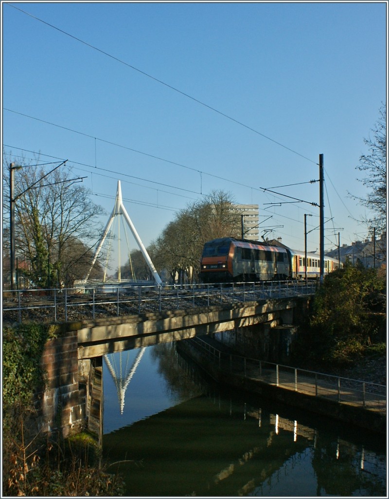 Die 26 149 mit einem TER überquert bei Schleuse 39 in Mulhouse den Rhone-Rhein-Kanal.
(11.12.13)
