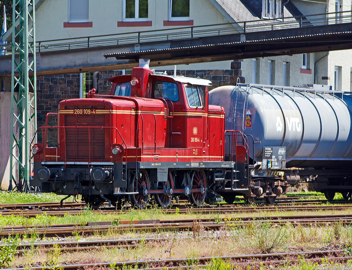 
Die 260 109-4 (98 80 3360 109-3 D-EVG) der Rheinische Eisenbahn GmbH) eine Tochtergesellschaft der EVG - Eifelbahn Verkehrsgesellschaft mbH, ex DB V 60 109, ex DB 260 109-4. ex DB 360 109-3, ist am 06.06.2014 in Linz am Rhein abgestellt.

Die Lok wurde 1956 unter der Fabriknummer 600029 von MaK gebaut und als als V 60 109 Deutsche Bundesbahn geliefert. Nach der Umzeichung 1968 in 260 109-4 und 1987 in 360 109-3 wurde die V60 der leichten Bauart im Jahr 2001 bei der DB ausgemustert. 2003 ging sie an die EfW-Verkehrsgesellschaft mbH in Frechen und 2007 an die Bocholter Eisenbahngesellschaft mbH bis sie 2009 zur Rheinische Eisenbahn GmbH kam.