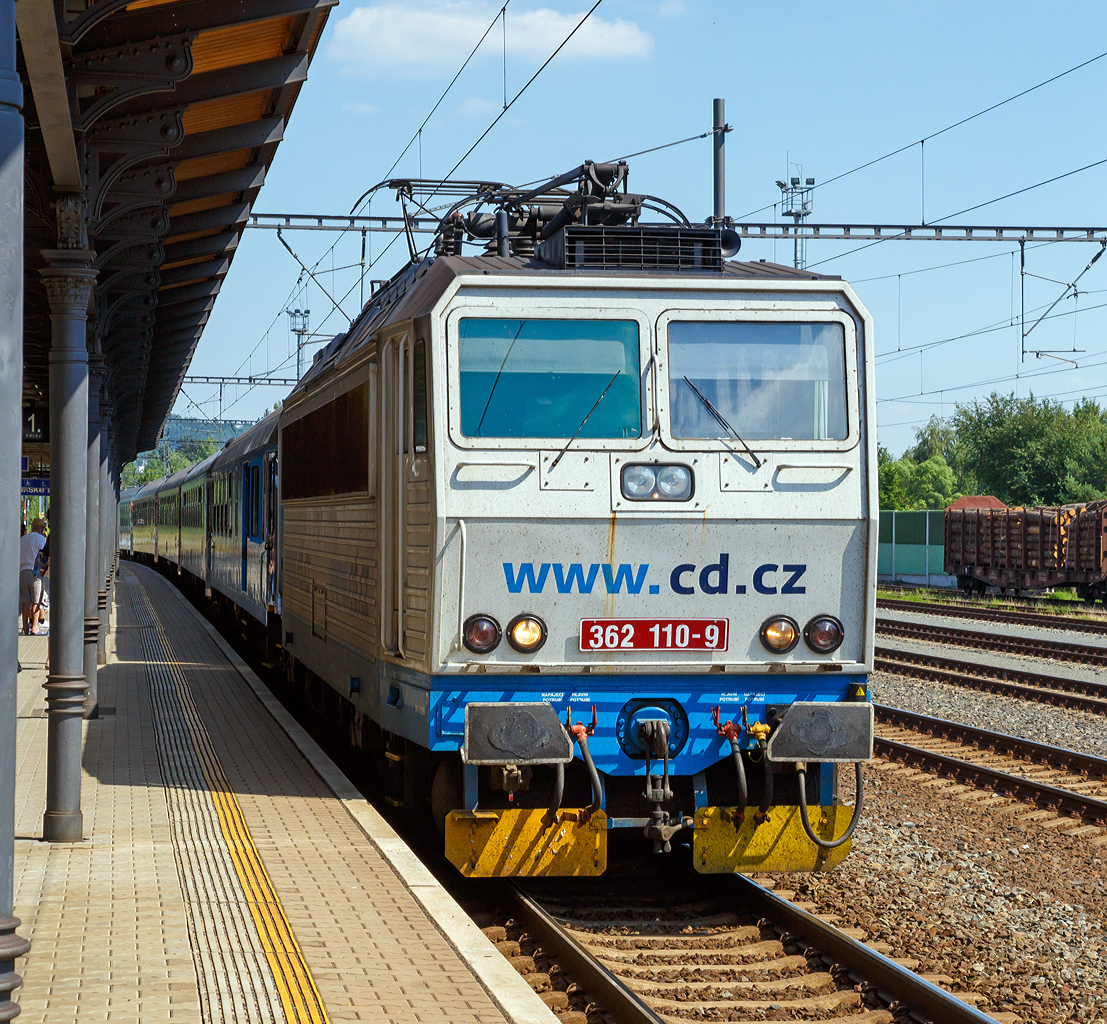 
Die ČD 362 110-9 (CZ ČD 91 547 362 110-9), ex ČD 363 110-8,  erreicht mit dem Rx 760  Vyšehrad  (Praha hl.n. - Plzeň hl.n. - Cheb / Prag Hbf - Pilsen Hbf - Eger) den Bahnhof Mariánské Lázně (deutsch Marienbad). 

Die tschechische Baureihe 362 entstand ab 1993 aus Umbauten der Baureihe 363 (ex ES 499.1), wichtigste Merkmal ist die höhere Höchstgeschwindigkeit von 140 km/h (anstelle der 120 km/h).
