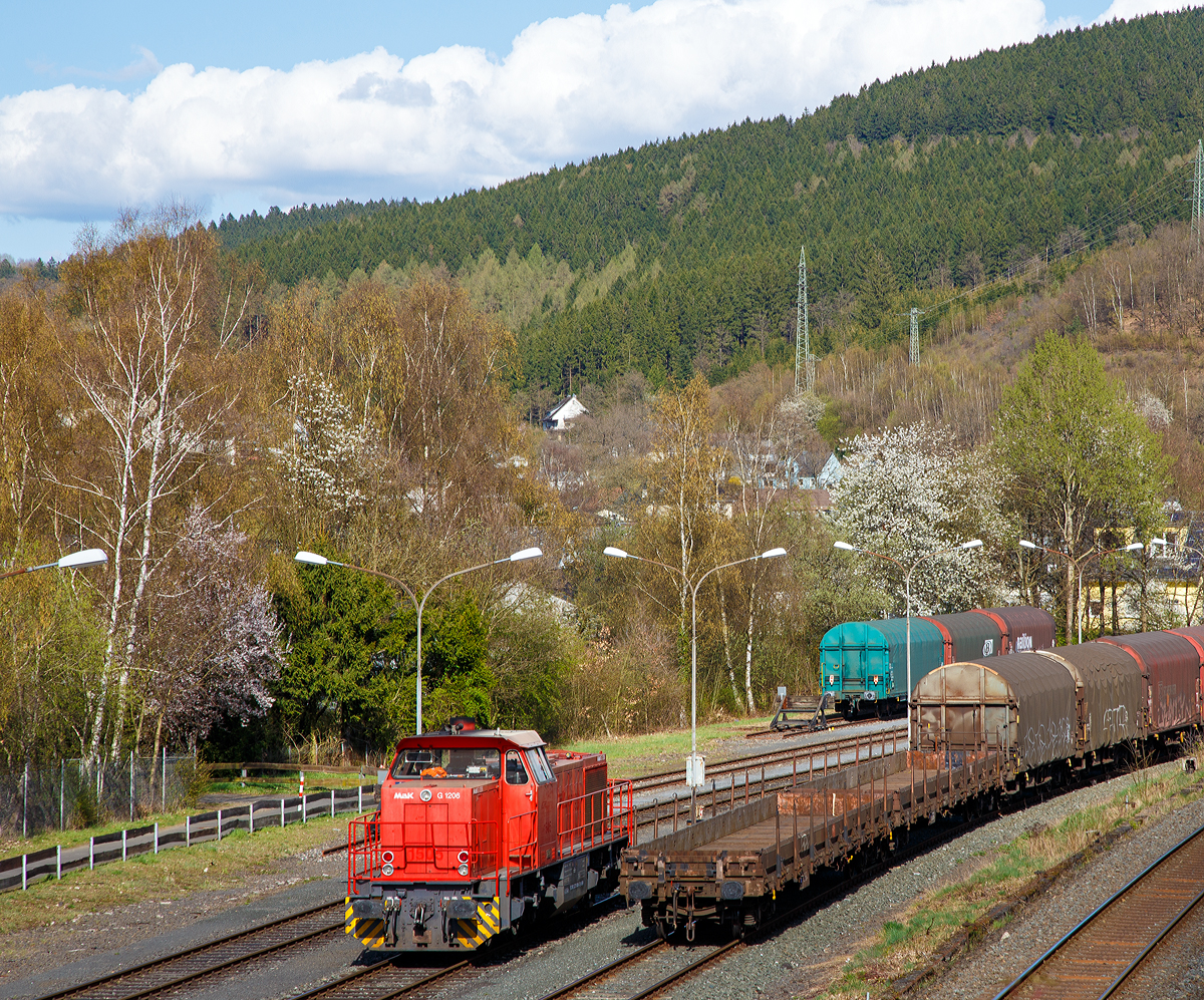 
Die 275 005-7 (92 80 1275 005-7 D-KSW) der Kreisbahn Siegen-Wittgenstein (KSW), ex CFL Cargo 1505, ex HGK DH 43, wartet am 03.04.2017 in Herdorf auf der KSW-Infrastruktur  Freien Grunder Eisenbahn  (NE 447).
