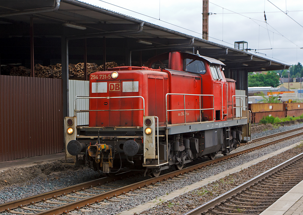 
Die 294 731-5 (V90 remotorisiert), ex DB 294 231-6, ex DB 290 231-0, der DB Schenker Rail Deutschland AG fährt am 30.05.2014 durch den Bahnhof Kreuztal, und die Weiche ist auf die KBS 443 (Rothaarbahn) gestellt. Sie fährt wohl nach Ferndorf.

Die V90 wurde 1971 bei MaK in Kiel unter der Fabriknummer 1000539 gebaut und als 290 231-6 an die DB geliefert, 1996 erfolgte der Umbau mit Funkfernsteuerung und die Umzeichnung in 294 231-0.

Die Remotorisierung der MaK 1000539 mit einem MTU-Motor 8V 4000 R41, der Einbau  einer neuen Lüfteranlage, neuen Luftpresser und Ausrüstung mit dem Umlaufgeländer erfolgten 2003 bei der DB Fahrzeuginstandhaltung GmbH im Werk Cottbus. Daraufhin erfolgte die Umzeichnung in 294 731-5. Die kompl. NVR-Nummer 98 80 3294 731-5 D-DB bekam sie dann 2007.          