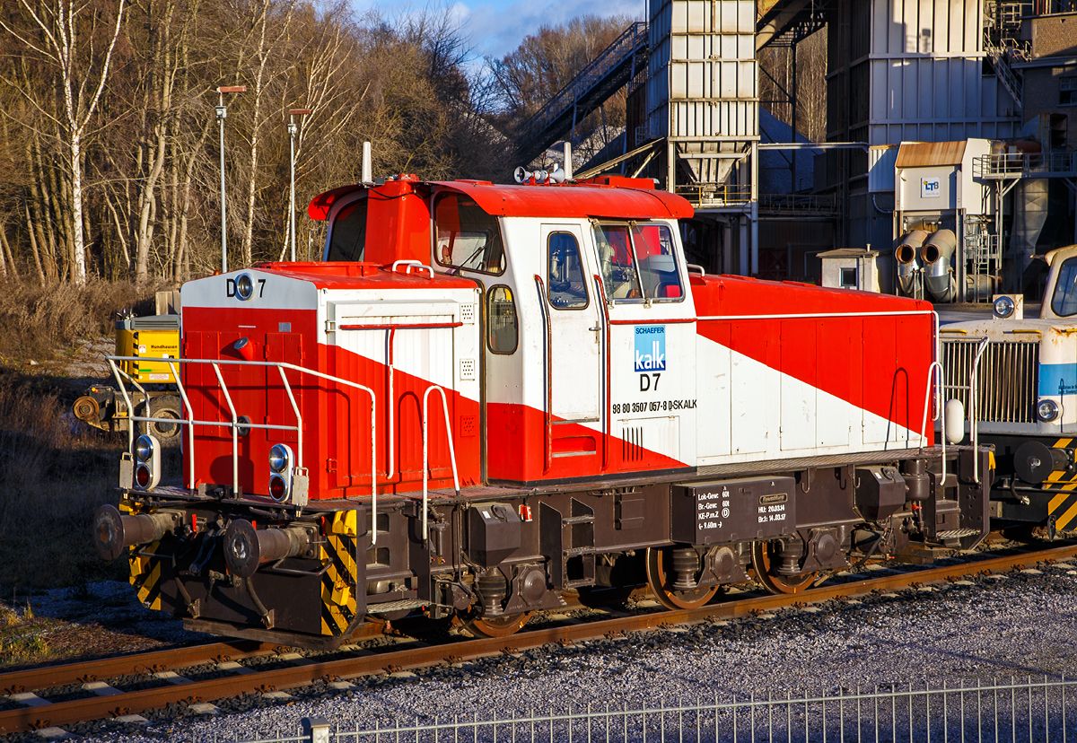 Die 3-achsige dieselhydraulische Rangierlokomotive 98 80 3 507 057-8 D-SKALK der Schaefer Kalk GmbH & Co. KG (Werk Steeden), ex HFM D7, eine Krauss-Maffei ML 700 C, am 02.01.2018 in Runkel-Steeden.

Sie wurde 1979 von Krauss-Maffei in München unter der Fabriknummer 19872. Zuerst war sie eine Krauss-Maffei Mietlok, bis sie Anfang der 1980er Jahre an die Hafenbetriebe Stadt Frankfurt (Main) als D 7 verkauft wurde. Schaefer Kalk kaufte 2017 die Lok von der HFM Managementgesellschaft für Hafen und Markt mbH (Frankfurt am Main).


Die Fahrzeugbaureihe Krauss-Maffei M 700C  (BR 3 507):
Das Krauss-Maffei Werk in München hat auch Anfang der sechziger Jahre im letzten Jahrhundert die für den mittelschweren und schweren Rangierdienst auf Industrie und Nebenbahnen eingesetzten stangenangetriebenen Fahrzeugen auf sogenannte Gelenkwellenmaschinen umgestellt. Aus der Bezeichnung M 700 C ist erkenntlich, dass es sich um eine Motorlok mit Gelenkwellenantrieb, 700 PS Leistung und drei angetriebenen Achsen (C-gekuppelte) handelt.

Die Lokomotive wird durch einen Dieselmotor (MTU oder CAT) angetrieben der seine Leistung über ein hydrodynamisches Getriebe L4r4V2 auf die Achsen überträgt. Das hydrodynamische Getriebe der Firma Voith, Heidenheim ist ein Flüssigkeitsgetriebe welches in der
Schienenfahrzeugtechnik häufig anzufinden ist. Sie wurde als Standardbaureihe konstruiert und kam Anfang der 1960er Jahre zur Serienfertigung. Das Stufengetriebe ermöglicht zudem einen Geschwindigkeitswechsel. Alle Getriebe sind heute in vielen Lokomotiven, auch jüngeren Lokomotiven im Einsatz.


Die Kraftübertragung erfolgt über eine hochelastische Anflanschkupplung. Über eine Gelenkwelle wird die Kraft  auf das hydrodynamische Getriebe L4r4sV2 eingeleitet und an die durch Gelenkwellen angetriebenen Achsen weitergeleitet. Die
maximale Geschwindigkeit beträgt 38 km/h. Alle vorgenannten Komponenten sind in einem, für drei Achsen ausgeführten starren Rahmen eingebunden. Der geringe Achsstand ermöglicht es einen Kurvenradius von nur 60 m sicher zu befahren. Die Achsen sind starr untereinander verbunden und mit Henschel Achsgetriebe Typ ATV 20 S ausgerüstet. Das Fahrzeug wird im Einsatz über eine Scheibenbremse die von sechs Bremszylindern direkt auf je eine Radscheibe wirken
abgebremst. Eine Federspeicherbremse verhindert das Wegrollen des Fahrzeuges im Stand. 


TECHNISCHE DATEN:
Hersteller: Krauss-Maffei, München
Spurweite: 1435 mm
Achsfolge: C
Dienstgewicht: 60 t
Länge über Puffer: 9.600 mm
Radstand: 3.900 mm
Breite: 3.000 mm
Höhe über SO: 4.090 mm
Triebraddurchmesser: 1.000 mm (neu)
Höchstgeschwindigkeit: 38 km/h
Motor: Dieselmotor (Typ unbekannt)
Motorleistung: ca. 700 PS (515 kW)
Getriebe: Hydraulisches Getriebe vom Typ Voith L4r4V2
Achsgetriebe: Henschel Typ ATV 20S
Anfahrzugkraft: 17,5 t
Kleinster Kurvenradius: 60 m
Bremsenbauart: KE-PmZ
Bremsgewicht: 60 t
Kraftstoffvorrat: 1.300 l
