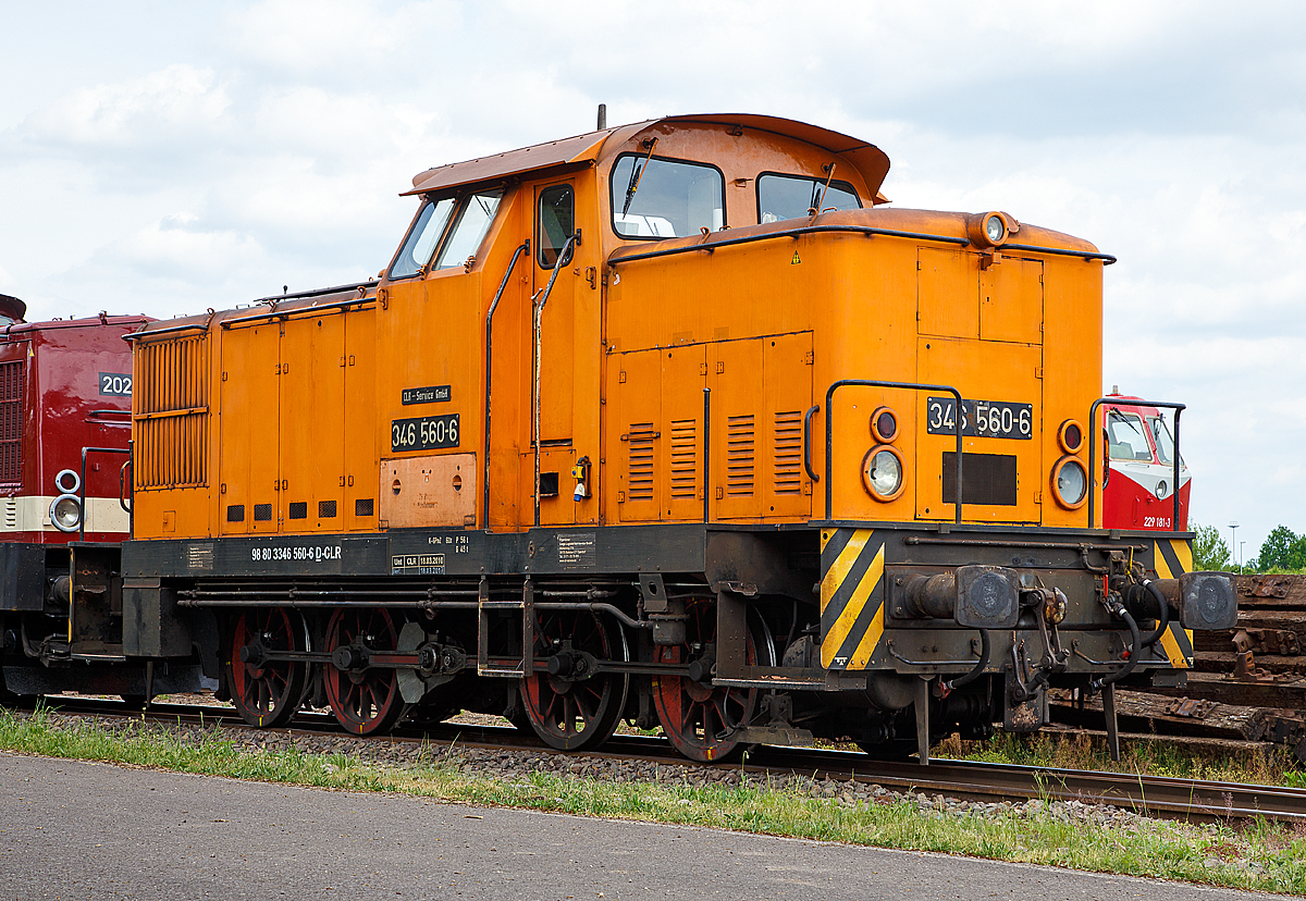 
Die 346 560-6 (98 80 3346 560-6 D-CLR) der Cargo Logistik Rail Service GmbH (CLR) am 21.05.2016 abgestellt beim Hafen Magdeburg. 

Die V 60 ost (bzw. V 60 D  oder V 60.12) wurde 1969 bei LEW (VEB Lokomotivbau Elektrotechnische Werke „Hans Beimler“, Hennigsdorf) unter der Fabriknummer 12315 gebaut und an den VEAB - Volkseigener Erfassungs- und Aufkaufbetrieb in Neumark (Sachs.) geliefert. Spter KMW Neumark  2  vom VEB Kraftfuttermischwerk Neumark, dann  BayWa AG, Neumark (Sachs). Im Jahr 2002 ging sie an die BRG Bahnreinigungsgesellschaft mbh in  Leipzig als BRG 106 560-6 (Zwischendurch fhr sie auch fr die DB) bis sie 2009 zur CLR kam. 

Die Bezeichnungen 106 560-6 bzw. 346 560-6 bekam sie ja erst im Jahr 2002, nachdem die Nummer, durch Zerlegung der ehem. 106 560-6, ex DR V 60 1560 (LEW 12276) frei geworden war.

Allgemeines:
Ab 1955 entwickelte die Deutschen Reichsbahn der DDR im Rahmen ihres Neubautypenprogrammes die dieselhydraulische Lokomotive V 60 D fr den mittelschweren Rangierdienst. Die Lokomotiven wurden bei der DR als V 60 und nach der Umstellung des Nummernsystems (zum 1. Juli 1970) als Baureihe 106 gefhrt. Nach Vergabe der letzten Stelle der Baureihe an die 106 999 wurden die nachfolgend gebauten Maschinen als BR 105 bezeichnet. Entgegen anderslautenden Aussagen bestanden zwischen beiden Baureihen keine technischen Unterschiede.

Zur Baureihenfamilie 106 gehrten auch 81 Lokomotiven der BR 104 mit gedrosseltem und optimiertem Motor und 14 Breitspur-V 60 fr den Fhrhafen Sanitz/Mukran.

Mit Grndung der Deutschen Bahn AG wurden aus den BR 104 die Baureihe 344; aus der BR 105 die BR 345; aus der eigentlichen 106 die BR 346 und aus den verbliebenen Breitspurmaschinen die Baureihe 347.

Anforderungen an die Lok:
Das in den 1950er Jahren aufgestellte Diesellok-Typenprogramm der DR sah fr den Rangierdienst eine Baureihe V 60 mit etwa 650 PS (478 kW) Antriebsleistung vor. Mit ihr sollten die bislang im Rangierdienst verwendeten Tenderlok-Baureihen 89, 91 und 92 abgelst werden. Zu den Anforderungen an die Loks gehrte eine Achsfahrmasse von unter 15 t, ein Getriebe mit Rangier- und Streckengang, gute Kurvengngigkeit bis hinunter zu 80-m-Radien, das Befahren von Ablaufbergen mit 400 m Radius im Anfahrbogen und 300 m Radius im Ablaufbogen, geringer Lrmpegel zur guten Wahrnehmung der Rangiersignale, Einmannbedienung sowie sichere Mitfahrmglichkeiten fr das Rangierpersonal. Die Loks waren fr den mittelschweren Rangierdienst und leichten Nahgterzugdienst gedacht, schwerer Rangierdienst sollte in Doppeltraktion bewltigt werden knnen.

Prototyp:
Der VEB Lokomotivbau Karl Marx (LKM) Babelsberg baute anhand des Pflichtenhefts eine vierachsige Baumusterlokomotive mit asymmetrisch angeordnetem Fhrerstand und Antrieb ber Blindwelle und Kuppelstange. Als Motor wurde der Zwlfzylinder-Typ 12 KVD 18/21 des VEB Motorenwerk Johannistal benutzt, der als Ladermotor auch in den Baureihen V 100 und V 180 (die spteren Baureihenfamilien 201-204 und 228) verwendet wurde. Bei der V 60 kam das Aggregat als Saugmotor zum Einsatz. Ab 5. Februar 1959 begann die Erprobung des Prototypen V 60 1001. Im September 1959 folgte das zweite Baumuster V 60 1002.

Serienloks:
Bevor die Loks in Serie produziert werden konnten, waren allerdings konstruktive nderungen notwendig (andere Stufengetriebeschaltung, verstrkter Rahmen), die ab 1961 in einer Kleinserie erprobt wurden, bestehend aus den Lokomotiven V 60 1003–1007. 1962 begann LKM Babelsberg dann mit der Lieferung von 163 Serienlokomotiven der Baureihe V 60.10, die bis 1964 andauerte. Obwohl die Loks durchaus berzeugten, wurde doch noch Verbesserungspotenzial gesehen, so dass von LKM ein Muster einer verbesserten Variante V 60.12 gebaut wurde. Durch Einbau von 5 t Grauguss-Ballast wurde die Reibmasse von 55 t auf 60 t erhht. Aufflligstes Unterscheidungsmerkmal zu den lteren V 60 ist das Fhrerhaus, das sich nun ber die gesamte Rahmenbreite erstreckt und mit einem Sonnenschutzdach versehen wurde. Nachdem das Baumuster V 60 1201 noch von LKM gebaut wurde, wurde die Serienproduktion dieser neuen Version dann jedoch vom VEB Lokomotivbau Elektrotechnische Werke Hennigsdorf (LEW) bernommen.

Im EDV-Nummernplan von 1970 wurden beide V 60-Varianten zur Baureihe 106. Als 1975 die 106 999 geliefert wurde, war dieser Nummernkreis vollstndig belegt. Da es eine Baureihe 107 bereits gab, wurden die folgenden Loks BR 105 genannt. 1982 wurde mit 105 165 die letzte V 60 an die DR geliefert. Einige spter von der Reichsbahn aufgekaufte Werkslokomotiven des Typs V 60 wurden spter ebenfalls in die Baureihe 105 ein nummeriert sie erhielten 900er Ordnungsnummern.

Mit insgesamt 2.256 Stck ist die Lok eine der meistgebauten europischen Regelspurloks. Insgesamt nur 188 der Loks wurden in Babelsberg gebaut (davon 17 Stck an Werkbahnen), der Rest, von denen ein nicht geringer Teil in den Export ging, in Hennigsdorf.

Konstruktion:
Der geschweite Hauptrahmen der Lokomotiven ist besonders stabil ausgefhrt, um die fr den Rangierdienst typischen Ste aufzufangen. Die Pufferbohlen sind als Verschleiteile besonders einfach auswechselbar. Auf den Rahmen ist eine Deckplatte mit Durchlssen nach unten aufgeschweit. Zur Erhhung der Kurvengngigkeit sind je zwei Achsen zu einem Beugniot-Gestell zusammengefasst, in dem sie um je 25 mm seitenbeweglich sind. Der Rahmen sttzt sich ber Blattfedern auf jede Achse ab. Im lngeren vorderen Vorbau sind Khler, Dieselmotor, Verteilergetriebe, Lichtanlassmaschine und Lftergenerator untergebracht, der hintere Vorbau enthlt die Behlter fr Kraftstoff und Druckluft sowie die Batterien.

Zur Krafterzeugung diente in den ersten Bauserien ein Dieselmotor 12KVD18/21 Bauform 2, spter ein solcher der weiterentwickelten Bauform 3. Der Motor ist ein Zwlfzylinder-Viertakt-Vorkammermotor ohne Aufladung und leistet 650 PS (478 kW) bei 1.500 U/min. Die Kraftflu erfolgt vom Motor zunchst ber eine drehelastische Kupplung und eine kurze Gelenkwelle zum Hochtrieb des Strmungsgetriebes GSR 12/5,1 mit Anfahrwandler und zwei Kupplungen (Lokomotiven ab Baujahr 1970 erhielten effizientere Strmungsgetriebe vom Typ GS 12/5,2). An das automatisch, in Abhngigkeit von der Fahrgeschwindigkeit schaltende Strmungsgetriebe ist das Nachschaltgetriebe direkt angeflanscht, das den Wechsel der Fahrtrichtung sowie die Umschaltung zwischen Rangier- und Streckengang ermglicht. Das Nachschaltgetriebe erlaubt im Streckengang 60 km/h und im Rangiergang 30 km/h bei entsprechend hherer Zugkraft. Die Blindwelle wird ber Zahnrder angetrieben. Alle Radstze sind ber Kuppelstangen miteinander verbunden. ber das am Motor verbaute Verteilergetriebe werden noch der Lftergenerator und die Lichtanlassmaschine angetrieben.


Als Bremseinrichtung besitzen die Loks eine indirekt wirkende Knorr-Bremse als Zugbremse und eine direktwirkende Zusatzbremse. Alle Radstze werden einseitig von vorn gebremst. Als Besonderheit wirkt die Handbremse auf alle Achsen, so dass die Loks steilstreckentauglich sind. 

Technische Daten:
Baujahre: 1959 (Prototyp), 1962–1964 V 6010, 1964–1982 V 6012
Spurweite: 1.435 mm
Achsanordnung: D
Lnge ber Puffer:  10.880 mm
Breite: 3.044 mm
Achsabstand gesamt: 5.600 mm
Achsabstnde: 1.500 mm / 2.600 mm / 1.500 mm
Lage der Blindwelle: Zwischen der 2. Und 3. Achse (Abstnde 1.000/1.600 mm)
Leergewicht:  60,0 t (V 60.12) / 55,0 t (V 60.10)
Hchstgeschwindigkeit: 30 km/h (Rangiergang) / 60 km/h (Streckengang)
Kleinste Dauergeschwindigkeit  im Streckengang: 9 km/h
Stundenleistung: 478 kW (650 PS)
Kleinsterbefahrbarer Gleisbogen: R = 80 m
Max. Anfahrzugkraft: 20 Mp
Kraftstoffvorrat: 2.100 l
Sandvorrat: 700 l
