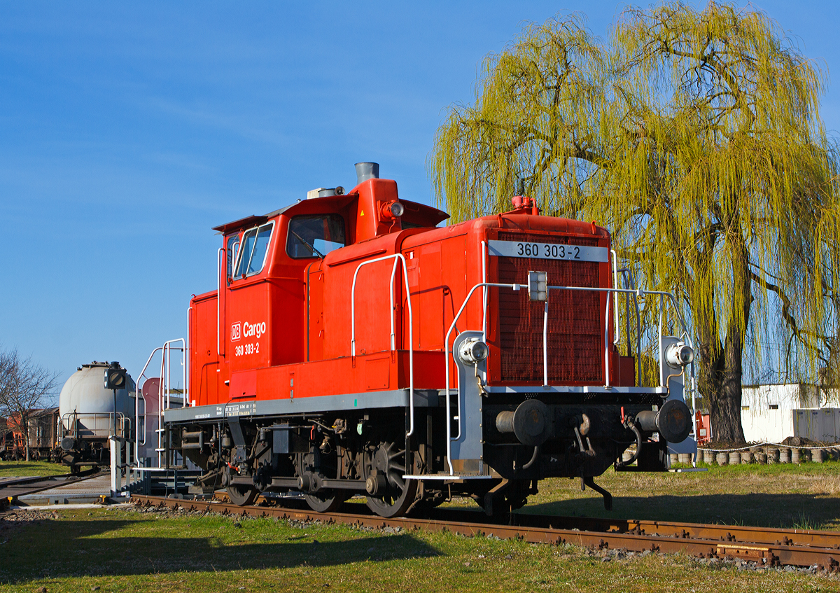 
Die 360 303-2, ex DB 260 303-3, ex DB V 60 303, am 09.03.2014 im DB Museum Koblenz-Lützel. 

Die V 60 (leichte Bauart) wurde 1957 von Klöckner-Humboldt-Deutz (KHD) unter der Fabriknummer 56706 gebaut und als V 60 303 na die DB  geliefert, 1968 erfolgte die Umzeichnung in 260 303-3 und 1987 in 360 303-2. Die Lok wurde 2003 bei der DB Cargo AG ausgemustert.

Die V 60 ist eine Starrrahmenlok, Achsanordnung C, mit seitenverschieblicher Mittelachse, wobei die Achsen mittels Kuppelstangen von einer Blindwelle angetrieben werden.

Diese Lok hat einen gedrosselten 12-Zylinder-Maybach-4-Takt-Dieselmotors mit 48 Liter Hubraum vom Typ GTO 6 A mit einer Leistung von 478 kW (650 PS) bei 1.400 U/min (ungedrosselt 588 kW bzw. 800 PS). 
Die Leistung des Dieselmotors wird über eine Schwingmetallkupplung und eine Gelenkwelle auf das hydrodynamische Voith-Getriebe L27zuB übertragen. Das Voith-Getriebe ist mit einem mechanischen Stufen- und Wendegetriebe zu einem Block zusammengeflanscht. Die Kraftübertragung erfolgt über eine zwischen dem 2. und 3. Radsatz liegenden Blindwelle, Blindwellenkurbeln an den beiden Blindwellenenden und Kuppelstangen auf die Räder der Lok.

Technische Daten:
Achsanordnung: C
Höchstgeschwindigkeit im Streckengang: 60 km/h
Höchstgeschwindigkeit im Rangiergang: 30 km/h
Treibraddurchmesser:  1.250 mm
Länge über Puffer:  10.450 mm
Anfahrzugkraft:  117,6 kN
Dienstmasse:  ca. 50 t
Antrieb:  hydraulisch


Die Baureihe V 60 ist eine ursprünglich für die Deutschen Bundesbahn entwickelte Diesellokomotive. Sie ersetzte ab den späten 50er Jahren die Dampflokomotiven im Rangierdienst.

An der Entwicklung und am Bau dieser Lokomotive waren fast alle namhaften Lokomotivfabriken beteiligt. Diese Baureihe wurde zunächst als V 60 bezeichnet, ab 1968 wurde sie als 260 eingereiht. Eine stärkere Ausführung mit höherem Reibungsgewicht wurde dann als 261 bezeichnet.

Ab 1987 sind die Loks zu „Kleinlokomotiven“ heruntergestuft worden. Dadurch änderte sich die Baureihenbezeichnung in 360/361. Verschiedene Lokomotiven erhielten einen Einbau von Funkfernsteuerungen für die Einmann-Rangierfahrten; diese fernsteuerbaren Modelle wurden umgezeichnet in Baureihe 364 (leichte Bauart) bzw. 365 (schwere Bauart). Durch einen Motortausch von Maybach-Motoren durch Caterpillar-Zwölfzylindermotoren mit 465 kW (632 PS), der bei Loks mit Funkfernsteuerung ausgeführt wurde, ergab sich die neuen Baureihenbezeichnungen 362 (ex 364) bzw. 363 (ex 365).