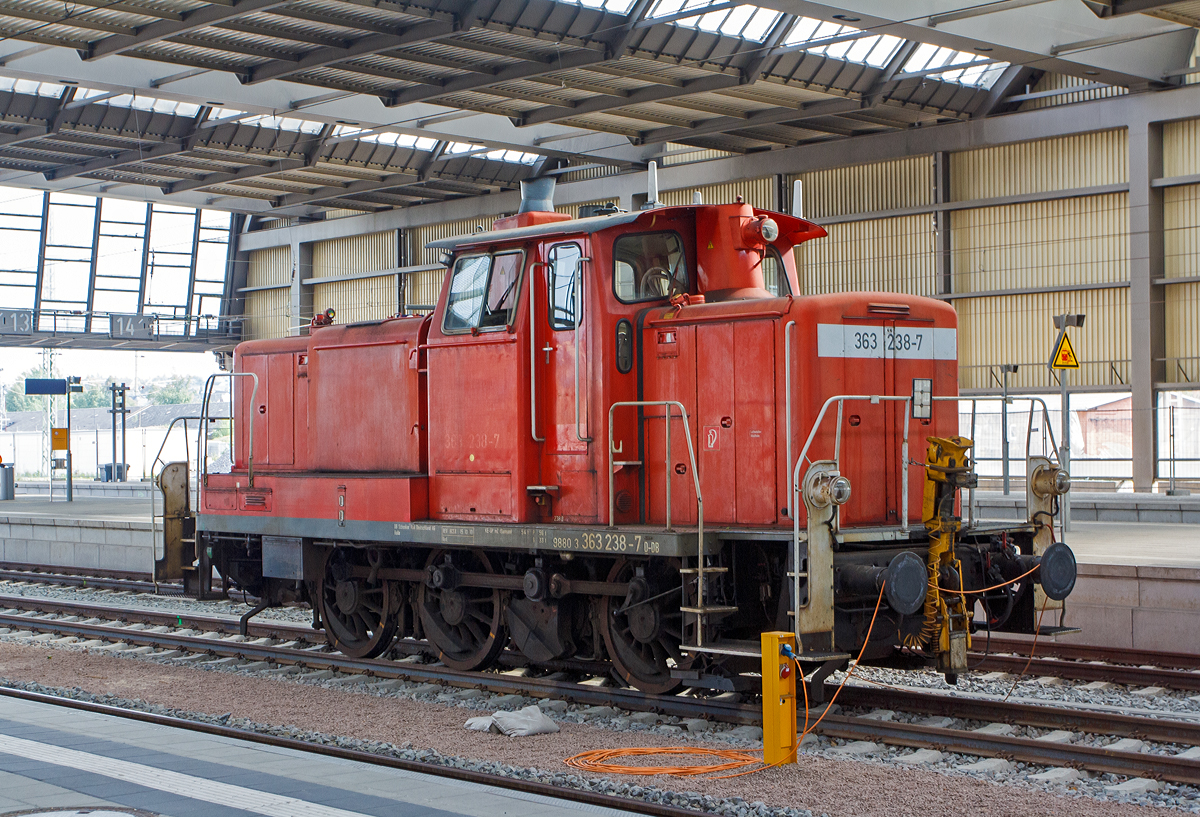 
Die 363 238-7 (98 80 3363 238-7 D-DB) der DB Schenker Rail Deutschland AG, ex DB 365 238-5, ex DB 361 238-9, ex DB 261 238-0 und ex V 60 1238, ist am 25.08.2013 im Hauptbahnhof Chemnitz abgestellt. 

Die V 60 der schweren Bauart wurde 1964 bei MaK in Kiel unter der Fabriknummer 600474 gebaut und als V 60 1238 an die Deutsche Bundesbahn geliefert. In Jahr 1968 erfolgte die Umzeichnung in 261 238-0, eine weitere Umzeichnung in 361 238-9 erfolgte 1987. Ein Umbau mit Einbau einer Funkfernsteuerungen und Umzeichnung in 365 238-52 erfolgte 1988. Im Jahr 2002 erfolgte eine Modernisierung durch die DB Fahrzeuginstandhaltung GmbH im Werk Chemnitz dabei bekam sie einen Caterpillar 12-Zylinder V-Motor CAT 3412E DI-TTA mit elektronischer Drehzahlregelung sowie u.a. eine neue Lichtmaschinen und Luftpresser, zudem erfolgte die Umzeichnung in 363 238-7.

Technische Daten:
Achsanordnung:  C
Höchstgeschwindigkeit im Streckengang: 60 km/h
Höchstgeschwindigkeit im Rangiergang: 30 km/h
Nennleistung: 465 kW (632 PS)
Drehzahl: 1.800 U/min
Anfahrzugkraft:   117,6 kN
Länge über Puffer:  10.450 mm
Gewicht:   53,0 t
Radsatzlast max:   16,7 t
Kraftübertragung:  hydraulisch
Antriebsart:  Blindwelle-Stangen