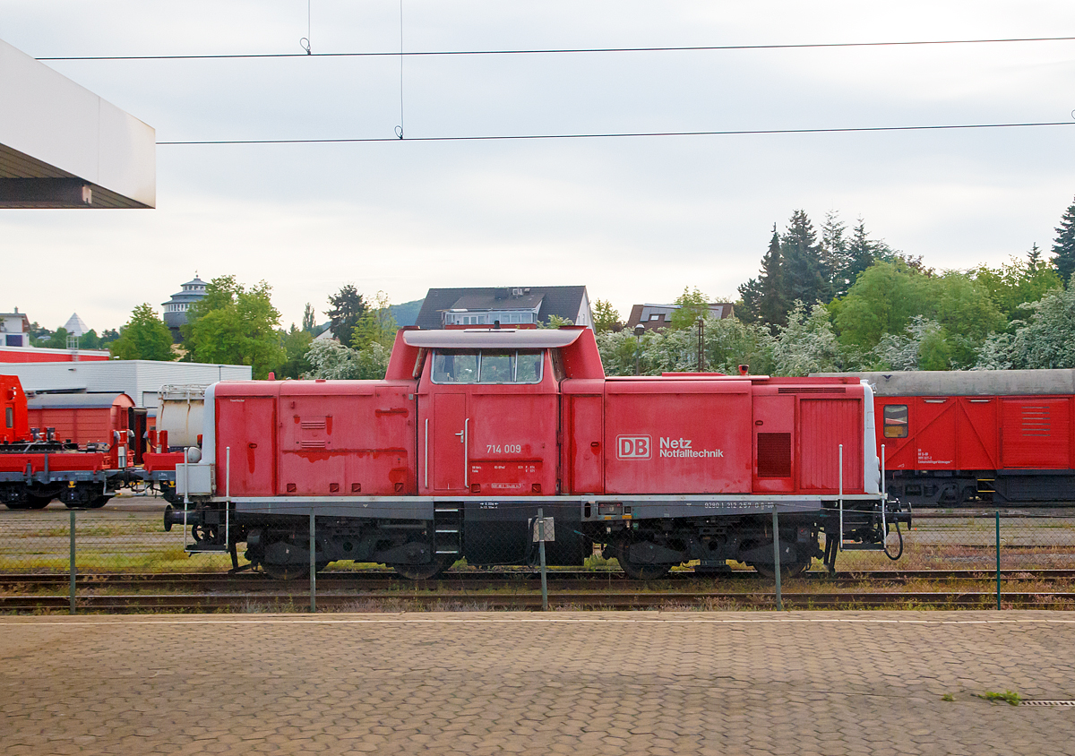 Die 714 009-8 (eigentlich laut NVR-Nummer 92 80 1212 257-0 D-DB) der DB Netz Notfalltechnik, ex DB 714 257-3, ex DB 214 257-8, ex DB 212 257-0, ex DB V 100 2257, ist am 05.10.2015 beim DB Werk Fulda abgestellt und konnte vom aus dem Zug heraus fotografiert werden. Es ist eine Lokomotive für einen Rettungszug (RTZ) bzw. Tunnelrettungszug auch Tunnelhilfszug (TuHi). Die V 100.20 wurde 1965 bei MaK in Kiel unter der Fabriknummer 1000304 gebaut und als V 100 2257 an die Deutsche Bundesbahn ausgeliefert. Umzeichnung in 212 257-0 erfolgte 1968, der Umbau zur Rettungszuglok und die Umzeichnung in DB 214 257-8 erfolgte 1999, Umzeichnung in DB 714 257-3 erfolgte 1994 und dann 1996 in 714 009-8. Sie trägt aber die NVR-Nummer 92 80 1 212 235-6 D-DB, ist aber durch die Umbauten keine reine 212er. 

Diese umgebauten Loks sind wende- und doppeltraktionsfähig und unter anderem mit Video- und Wärmebildkameras, Fern- und Breitenscheinwerfern, gelben Rundumkennleuchten und Tunnelfunk (800-MHz-Band) ausgerüstet. Mit den technischen Sichthilfen soll der Zug auch bei Sichtbehinderungen durch Rauch und Nebel gezielt gesteuert werden können.

Die Dieselloks an jedem Zugende behielten zunächst ihre Nummer als Baureihe 212 und wurden dann nicht zuletzt wegen ihrer umfangreichen Sonderausstattung ab 01.01.89 als separate Baureihe 214 geführt. Schließlich wurden sie mit Wirkung vom 31.10.94 entsprechend dem Status des gesamten Zuges als Bahndienstfahrzeuge eingestuft und erhielten die Baureihenbezeichnung 714. Auch als Baureihe 714 liefen sie zunächst mit ihrer ursprünglichen Ordnungsnummer, die sie bereits als Baureihe 212 trugen. Erst ab dem 01.08.96 wurden sie dann fortlaufend nummeriert.

Insgesamt sind drei Reserveloks vorhanden, von denen zwei erst nachträglich umgebaut und in die Baureihe 714 eingereiht wurden (1996: 714 014-8; 1997: 714 015-5). Dadurch wird gewährleistet, dass auch bei erforderlichen Untersuchungen einzelner Loks immer alle Rettungszüge einsatzbereit sind. Dieser turnusmäßige Wechsel führt allerdings auch dazu, dass an den Zügen immer wieder andere Loks zu finden sind. 