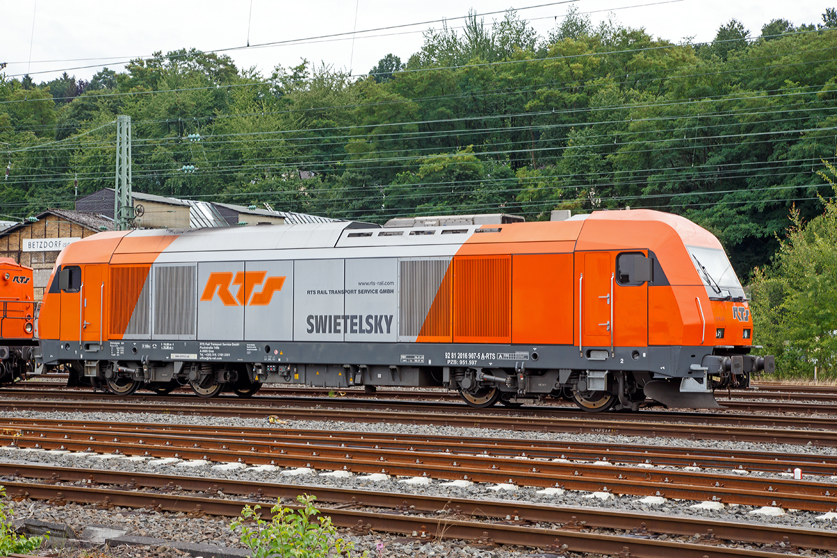 Die „Hercules“ 2016 907 (92 81 2016 907-5 A-RTS) der RTS Rail Transport Service GmbH, Graz (eine 100%ige Tochter der Swietelsky Baugesellschaft m.b.H) ist am 26.07.2015 in Betzdorf/Sieg (D) abgestellt.

Die Siemens ER20 wurde 2009 von Siemens in München unter der Fabriknummer 21595 gebaut.  Sie hat die Zulassungen für Österreich, Deutschland und Slowenien.

Der Lokomotivtyp Siemens ER20 der Eurorunner-Serie ist eine von Rail Systems (zuvor Siemens Mobility, vormals Siemens Transportation Systems) gebaute vierachsige dieselelektrische Lokomotive der mittleren Leistungsklasse.

Das Modell war zunächst im Auftrag der Österreichischen Bundesbahnen gebaut und dort als 2016 oder Hercules bezeichnet worden. Ein 2.000 kW Dieselmotor mit angeflanschtem Drehstrom-Asynchrongenerator erzeugt dabei den Strom, mit dem die vier Motoren (einer für jede Achse) angetrieben werden. Die Lokomotiven sind mit Wendezug- und Doppeltraktionssteuerung ausgestattet.

Die dieselelektrische Lokomotive hat einen aufgeladenen 16-Zylinder Common Rai Dieselmotor und Ladeluftkühlung vom Typ  MTU 16 V 4000 R41 mit einer Leistung von 2.000 kW (2.719 PS), dieser treibt einen angeflanschtem Drehstrom-Asynchrongenerator an, der erzeugt dabei den Strom, mit dem die vier Motoren (einer für jede Achse). Im Leerlauf werden zur Verbesserung der Abgaswerte acht von 16 Zylindern abgeschaltet.

Bei erhöhtem Leistungsbedarf beim Anfahren oder auf kurzen Steigungsabschnitten kann die Zugsammelschiene (für die Energieversorgung der Wagen) abgeschaltet werden. Somit steht die gesamte durch den Generator erzeugte Leistung den Fahrmotoren zur Verfügung. Der Antrieb erfolgt über einen Ritzelhohlwellenantrieb, bei dem die Motoren im Drehgestellrahmen gefedert gelagert sind, während das Getriebegehäuse mit Ritzel und Großrad ungefedert auf der Achse sitzt.

TECHNISCHE DATEN:
Achsformel:  Bo’Bo’
Spurweite:  1.435 mm (Normalspur)
Länge über Puffer:  19.280 mm
Breite:  2.870 mm
Drehzapfenabstand:  10.360 mm
Drehgestellachsabstand:  2.700 mm
Kleinster bef. Halbmesser:  100 m
Dienstmasse:  80 t
Höchstgeschwindigkeit:  140 km/h
Installierte Leistung:  2.000 kW
Motortyp:  MTU 16 V 4000 R41
Nenndrehzahl:  600 - 1.800/Minute
Leistungsübertragung:  dieselelektrisch
Traktionsleistung: 1.750 kW ohne ZS / 1.600 kW mit ZS
Tankinhalt:  2.800 l