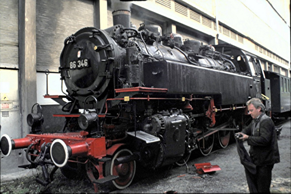Die 86 346 der Ulmer Eisenbahnfreunde in der  Auenstelle  bei Petit Rousselle in Frankreich nahe der Grenze zum Saarland im September 1992. Die Lok wird fr Museumsfahrten vorbereitet.